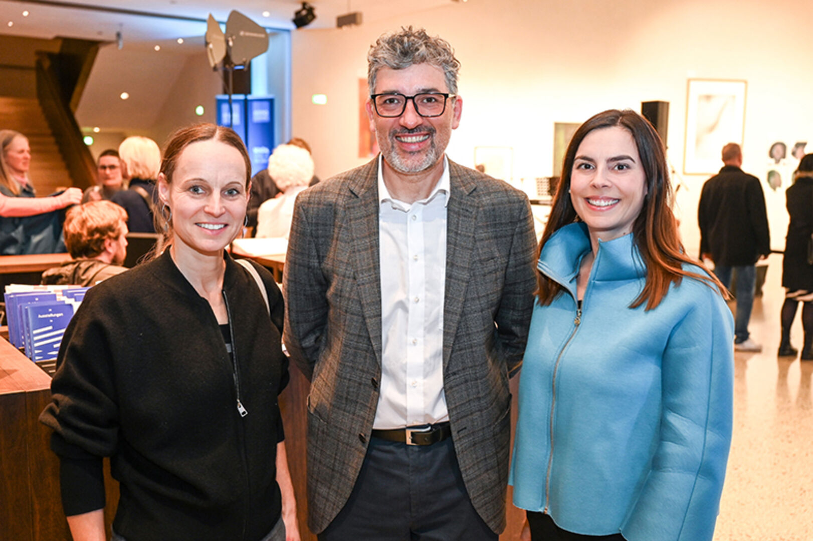 Kirstin Helfrich (li., KUB), Dir. Michael Kaspar (vorarlberg museum), Sabine Nigsch-Gaethke (Hypo Vorarlberg)