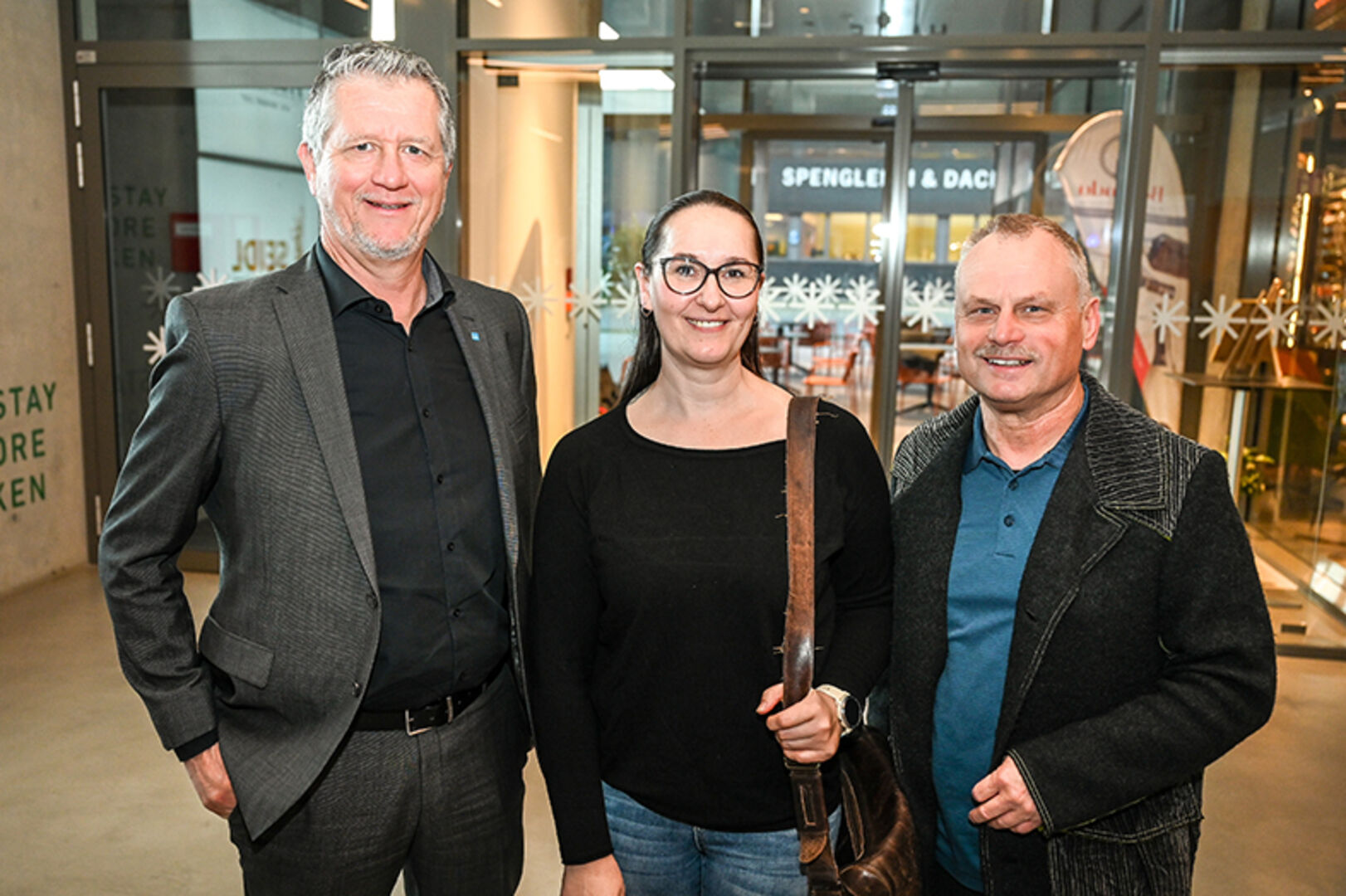 Klaus Meusburger (Hypo Höchst) mit Susanne Merlin und Claus Dorner (Konsumverein Höchst) (v. li.)