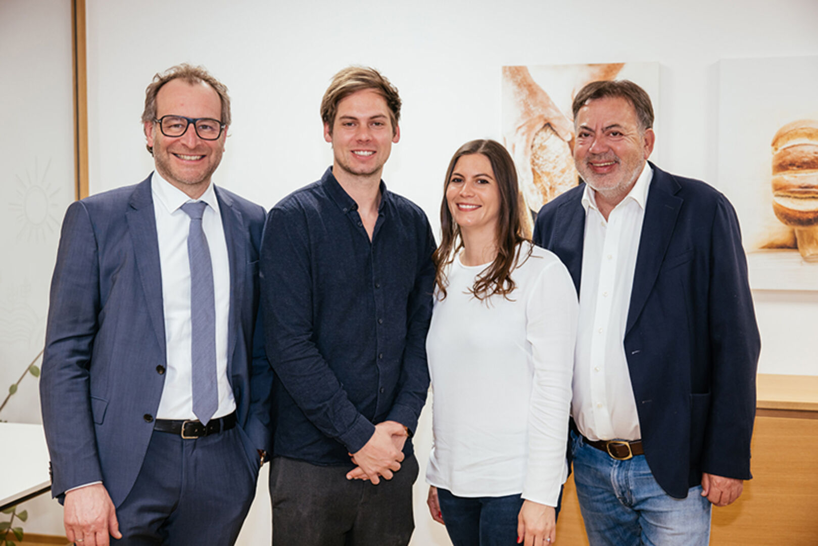 Stadttrat Alexander Juen mit Geschäftsführung der Bäckerei Mangold: Florian, Andrea und Egon Haag (v. li.)