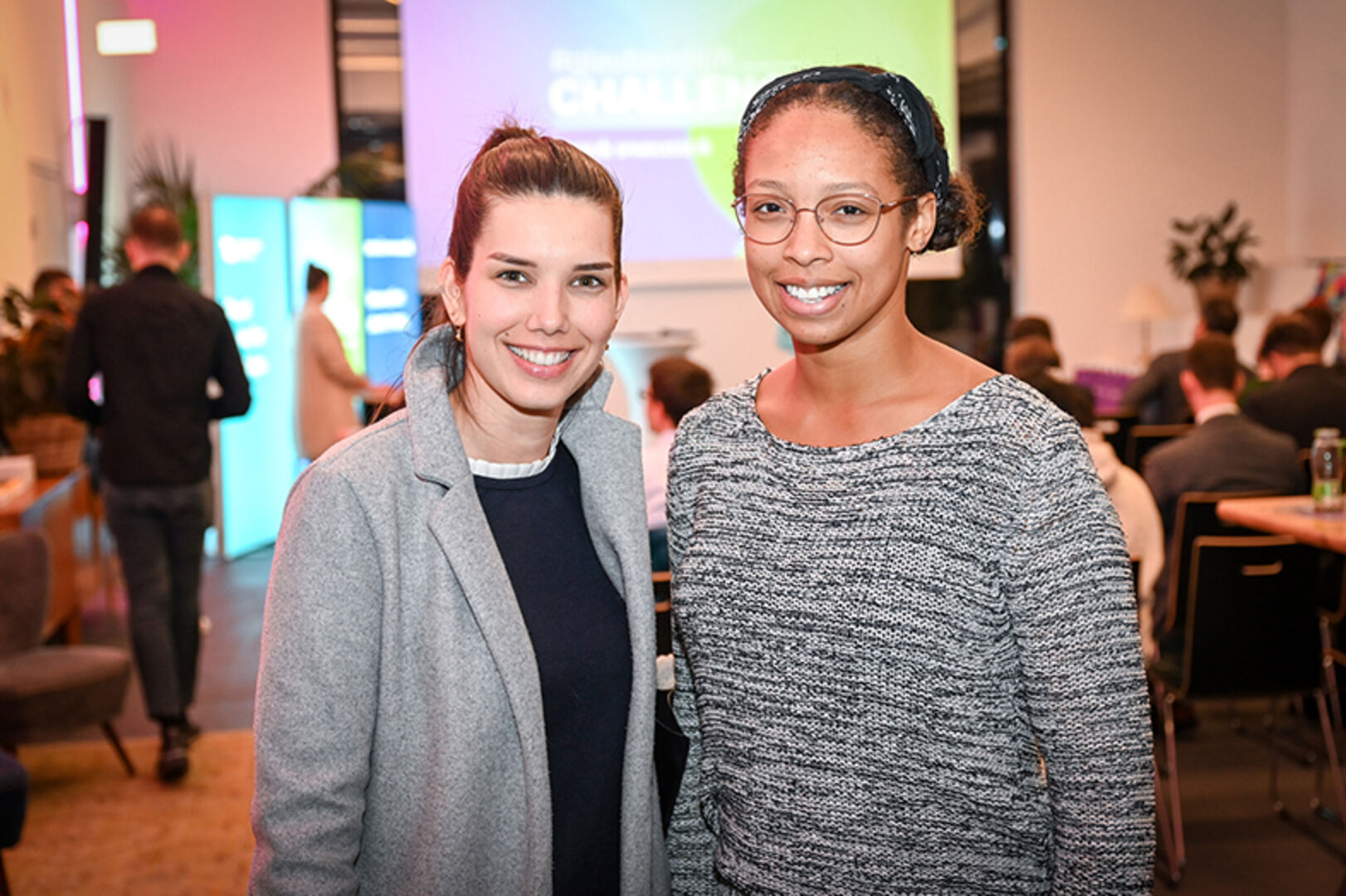 Katharina Müller (WKV Gründerservice) und Marina Souza (b2 electronics) (v. li.)