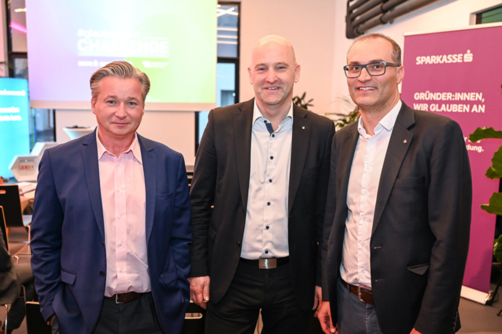 Wolfgang Igerz und Prok. Hannes Schwaiger (beide Dornbirner Sparkasse), Vorstand Johannes Hämmerle (Sparkasse Bregenz) (v. li.)