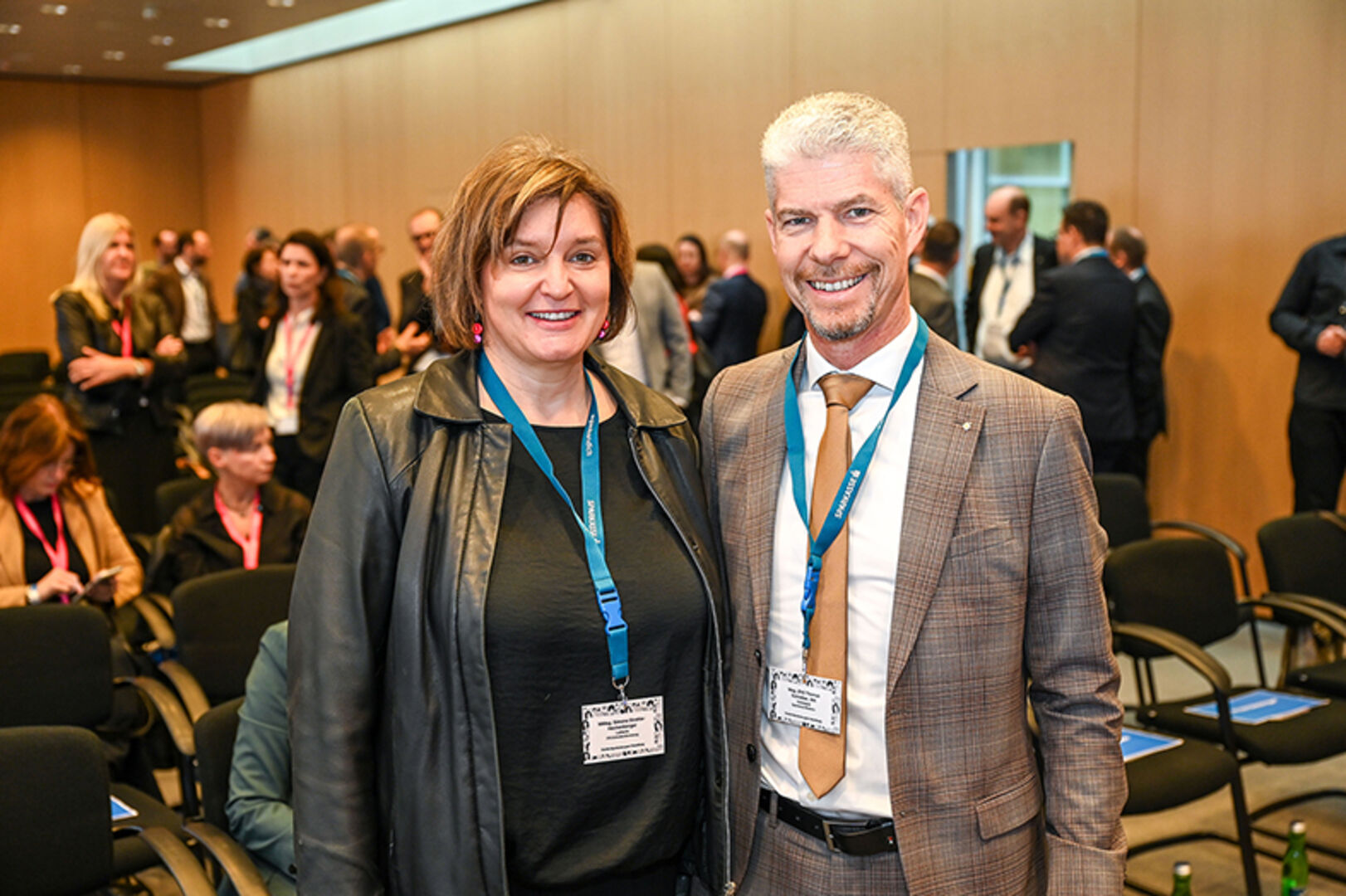 Simone Strehle-Hechenberger (Leitern ifs Schuldenberatung) und Thomas Schreiber (Vorstand Sparkasse Bludenz)