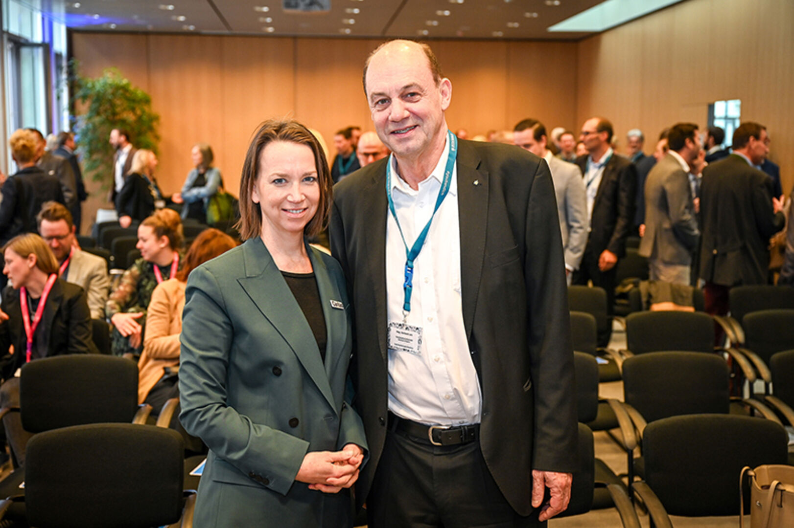 Generalsekräterin Anna Parr (Caritas Österreich) und Gerhard Lutz (Vorstand Sparkasse Bregenz)