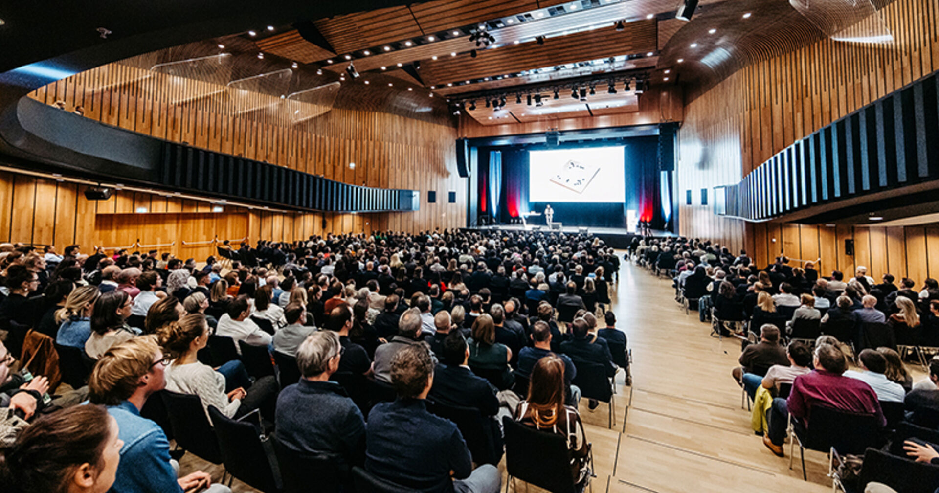 Über 1000 Zuhörer bei KI Impulsvortägen der Vorarlberger Wirtschaftskammer im Feldkircher Montforthaus.