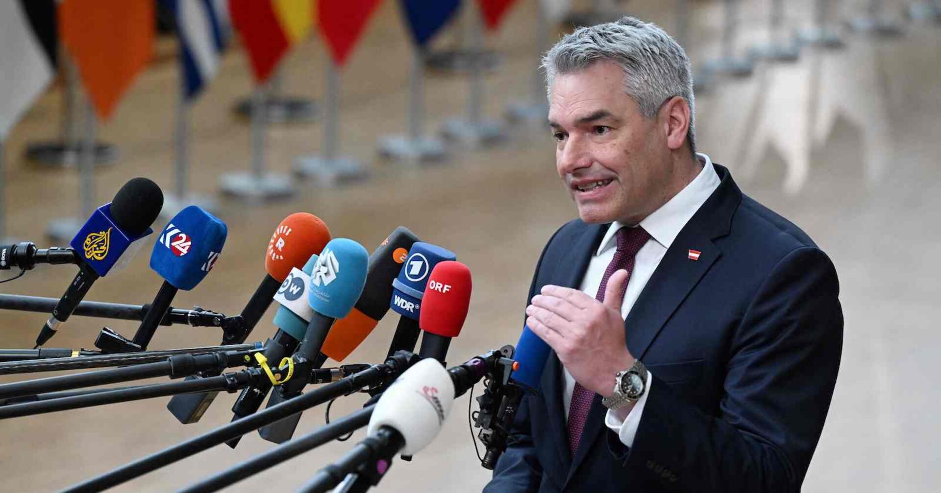 Bundeskanzler Karl Nehammer (ÖVP) vor den Mikrofonen der Presse in Brüssel.