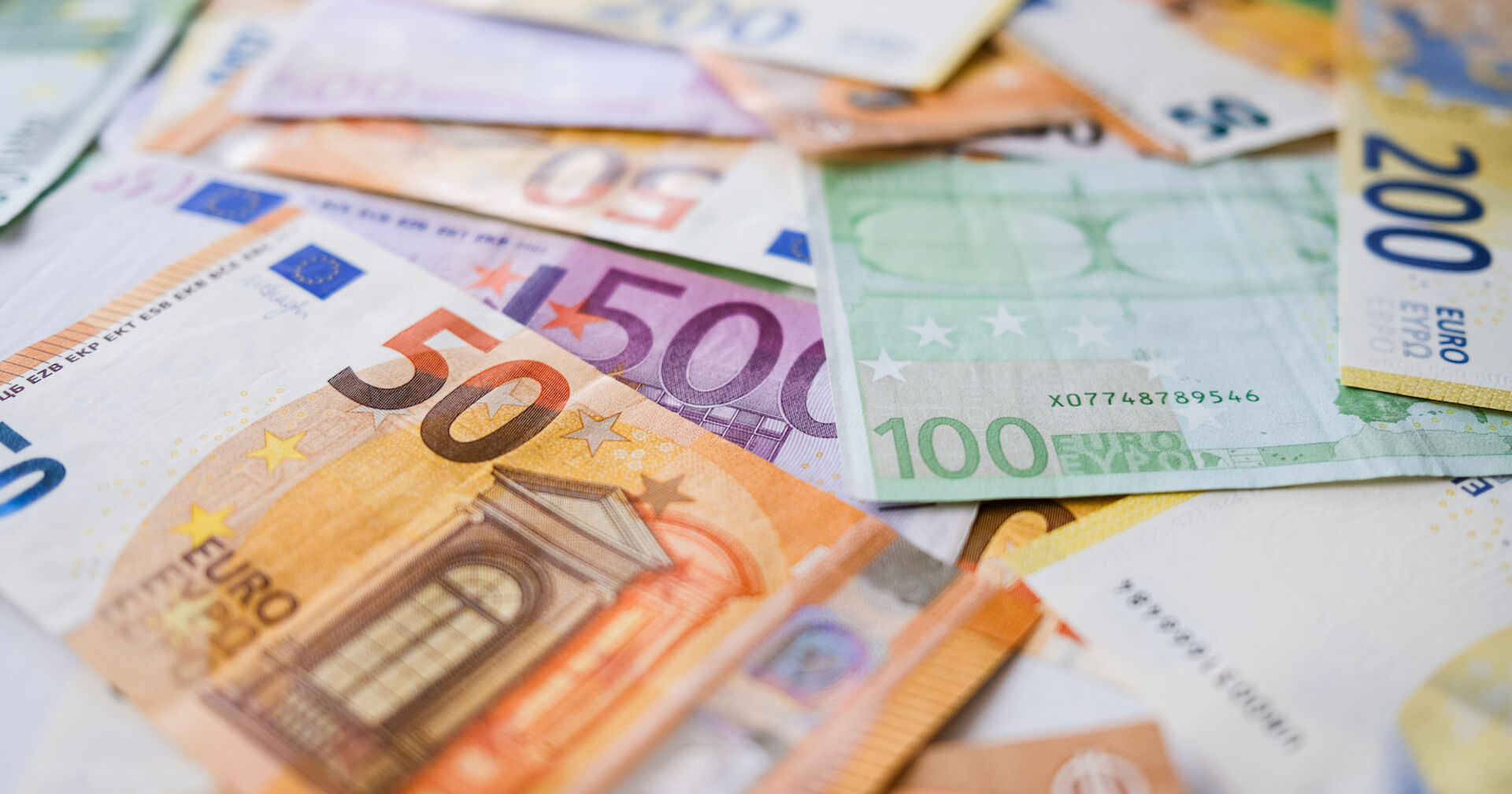 Ein Berg mit Geldscheinen, darunter auch ein Fünfhundert-Euro-Schein