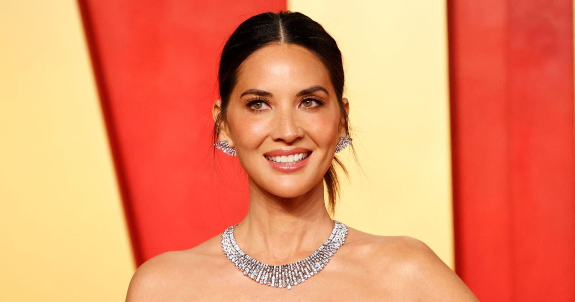 Olivia Munn strahlend am Red Carpet bei den Oscars, Porträtaufnahme mit freien Schultern