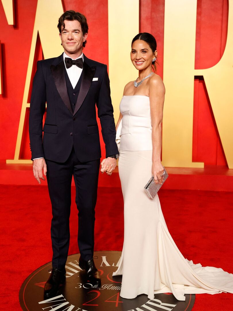 Olivia Munn mit ihrem Partner auf dem Red Carpet bei den Oscars 2024