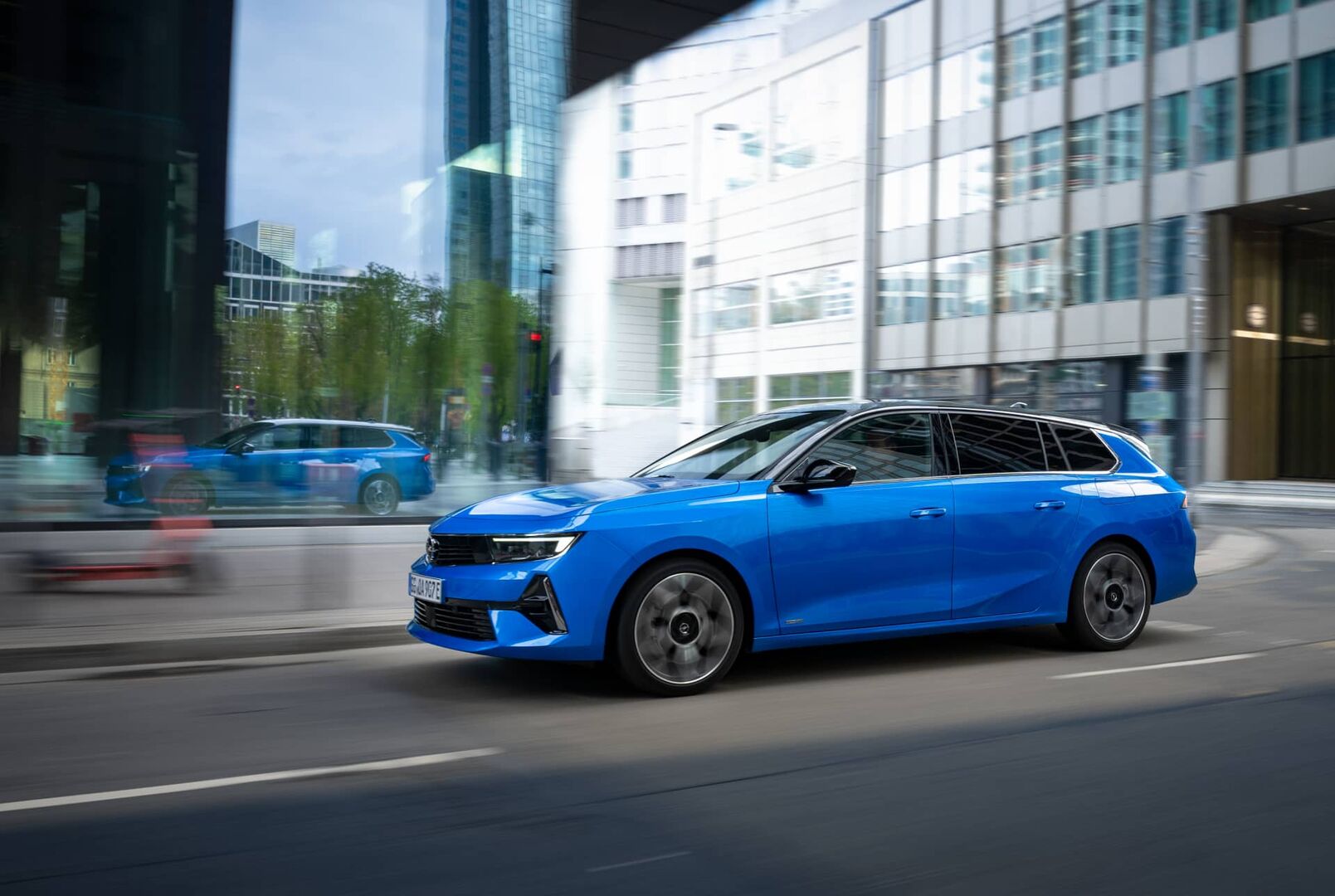 Ein blauer Opel Astra düst durch die Stadt. Den Opel Astra gibt es seit 1991.