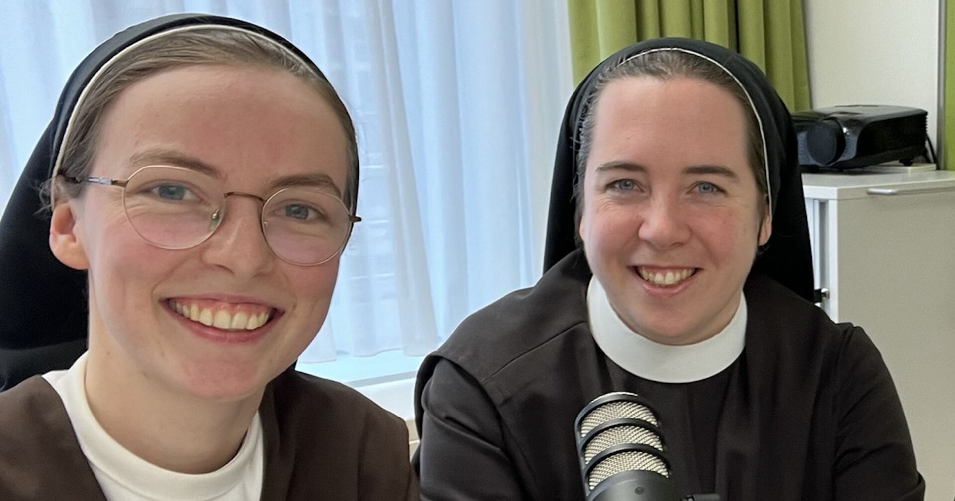 Zwei Klosterfrauen vor Podcast Equipment.
