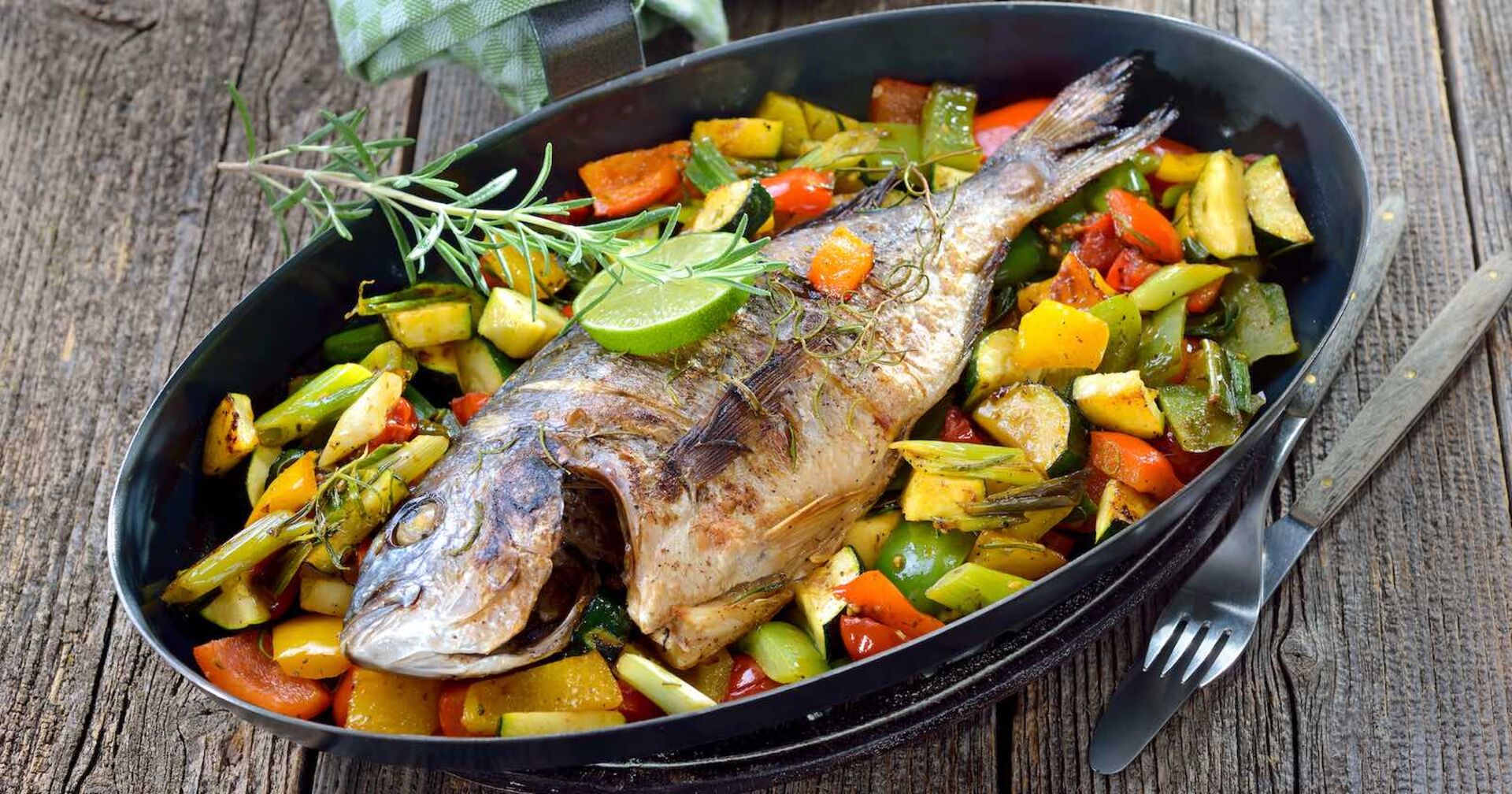 Fisch in einer Gemüsepfanne.