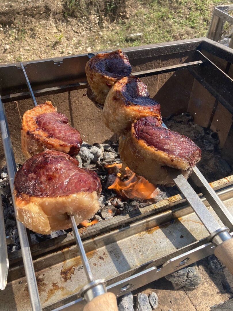 Picanha-Spieß wird auf dem Grill über offener Glut frisch gegrillt.