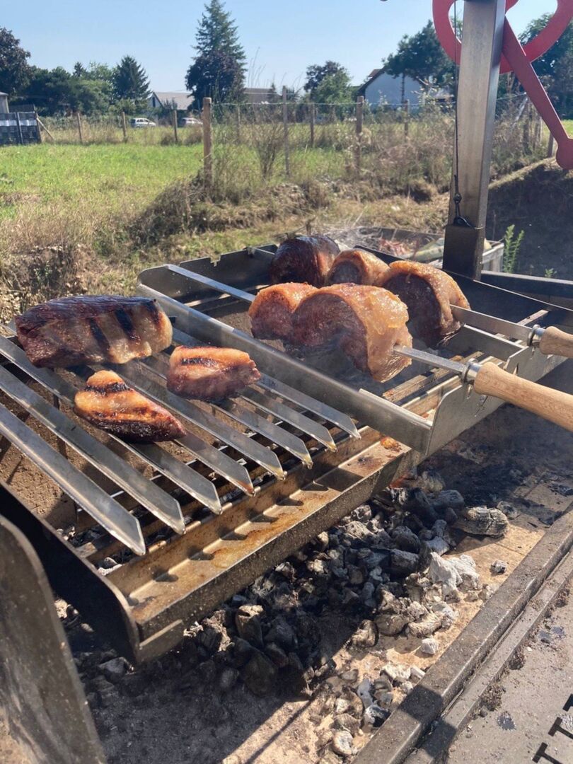 Stücke von Tafelspitz mit Fettdeckel werden auf dem Griller zubereitet.