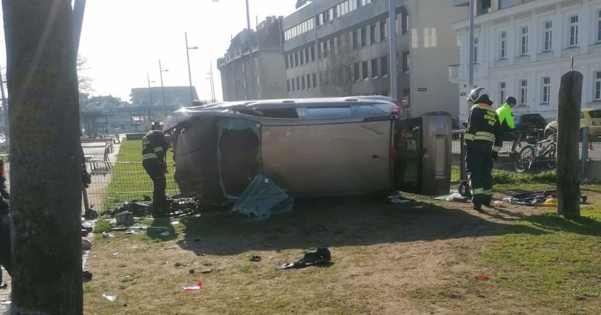 Einsatzkräfte und das verunfallte Auto am Hundepark-Liesingerplatz