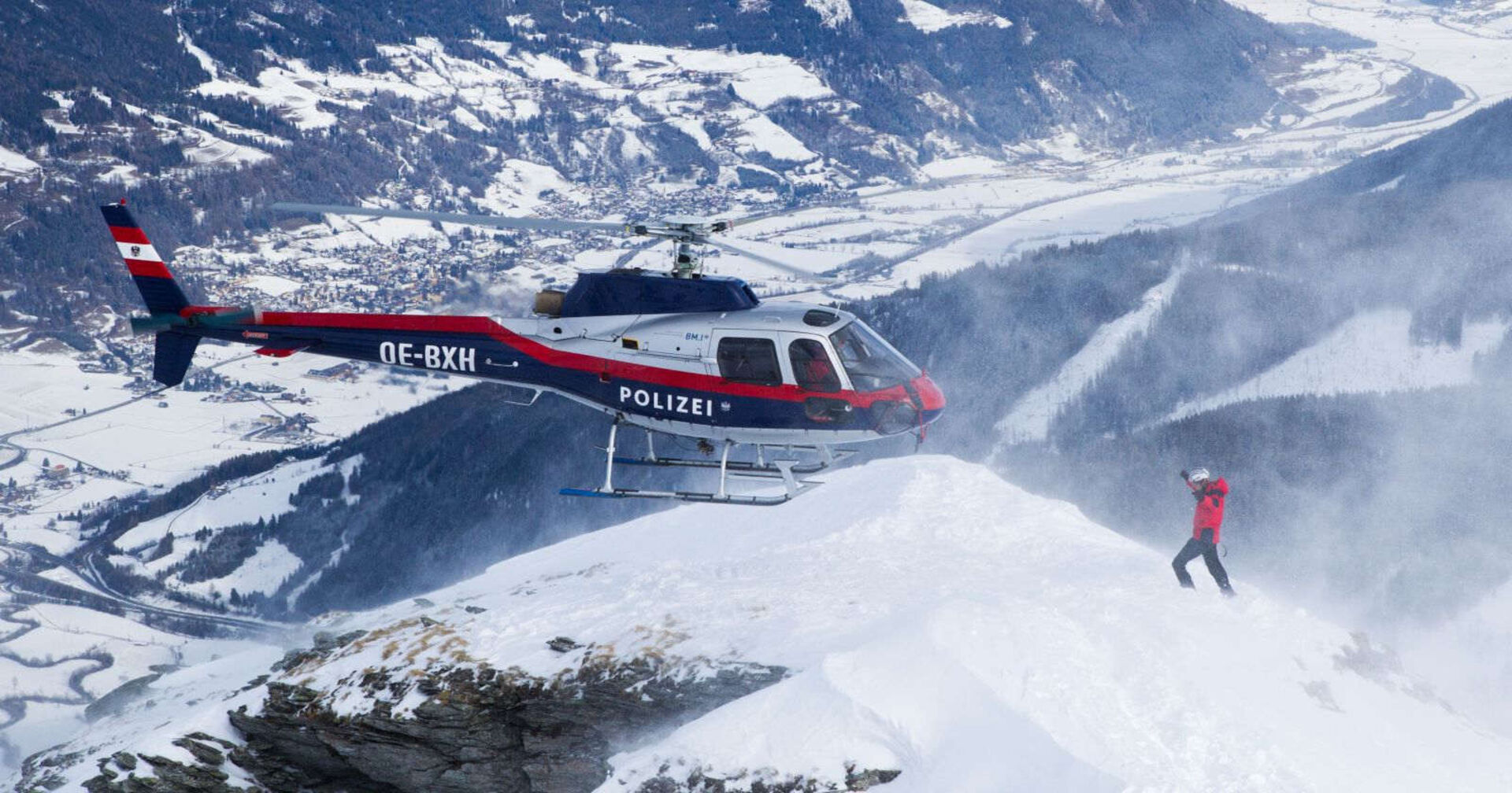 Polizeihubschrauber im Einsatz auf dem Berg.