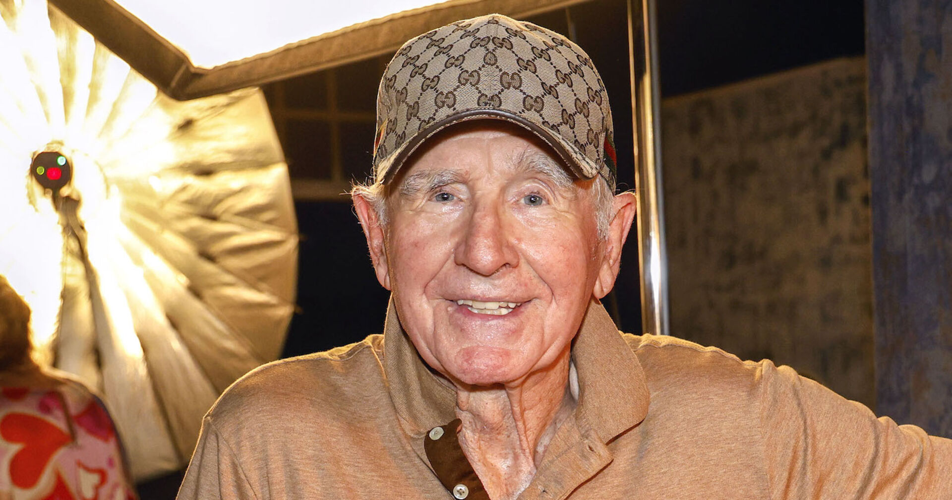 Prinz Frederic von Anhalt mit einer Kappe und einem beigen Poloshirt.