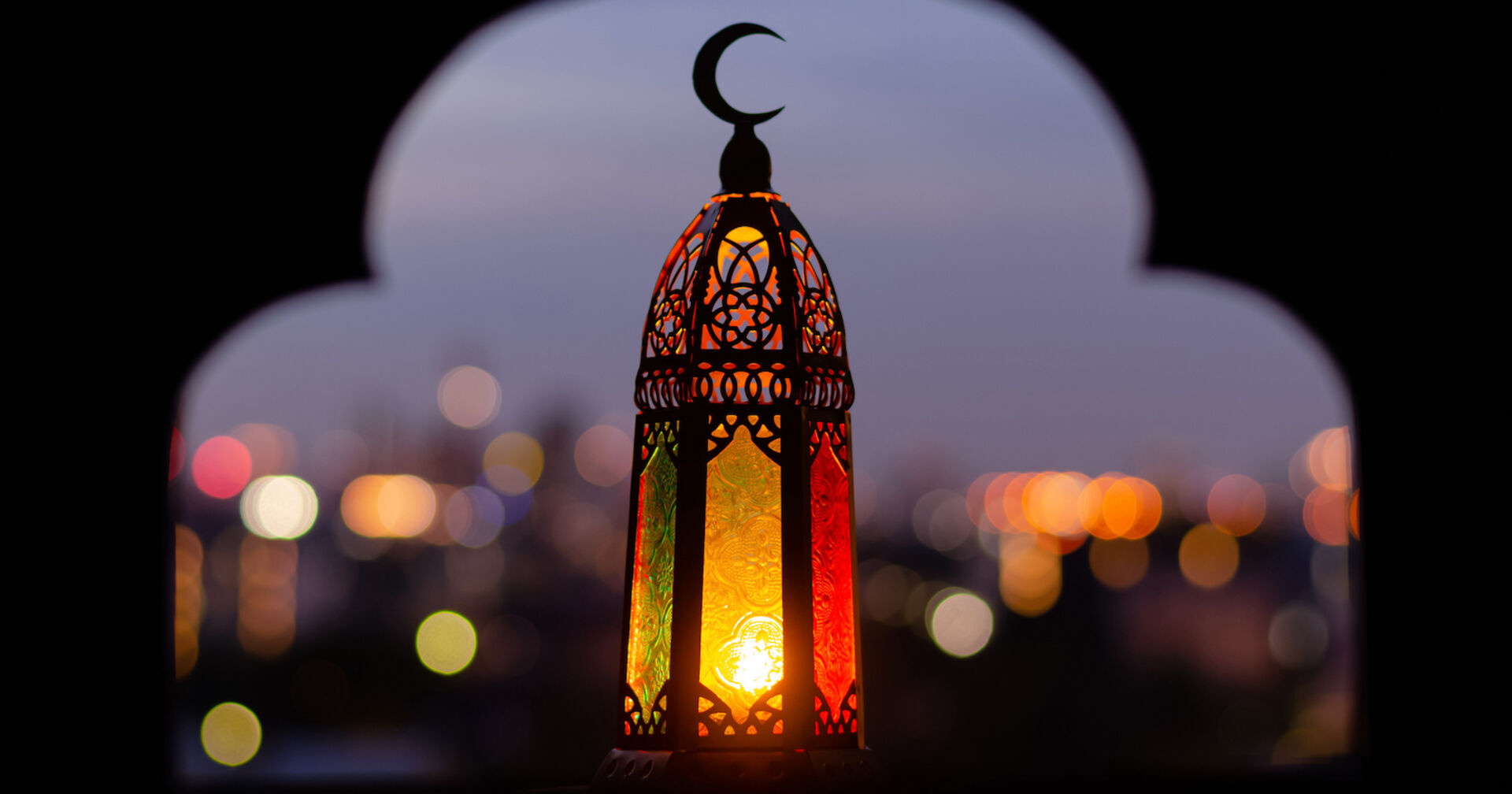 Eine dekorative Laterne mit einer Mondsichel vor der Abenddämmerung.