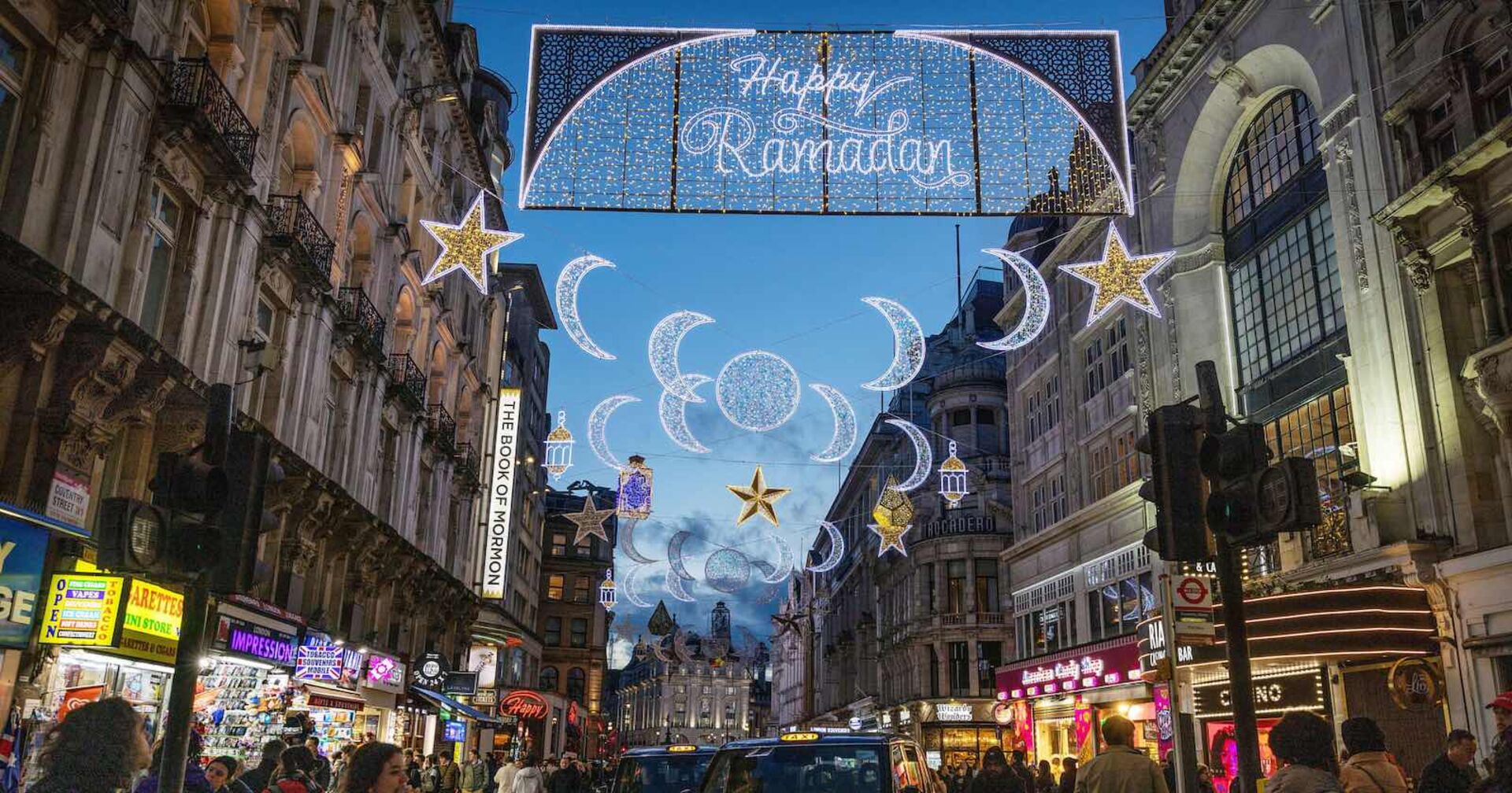 Ramadan-Beleuchtung mit Halbmonden in London.