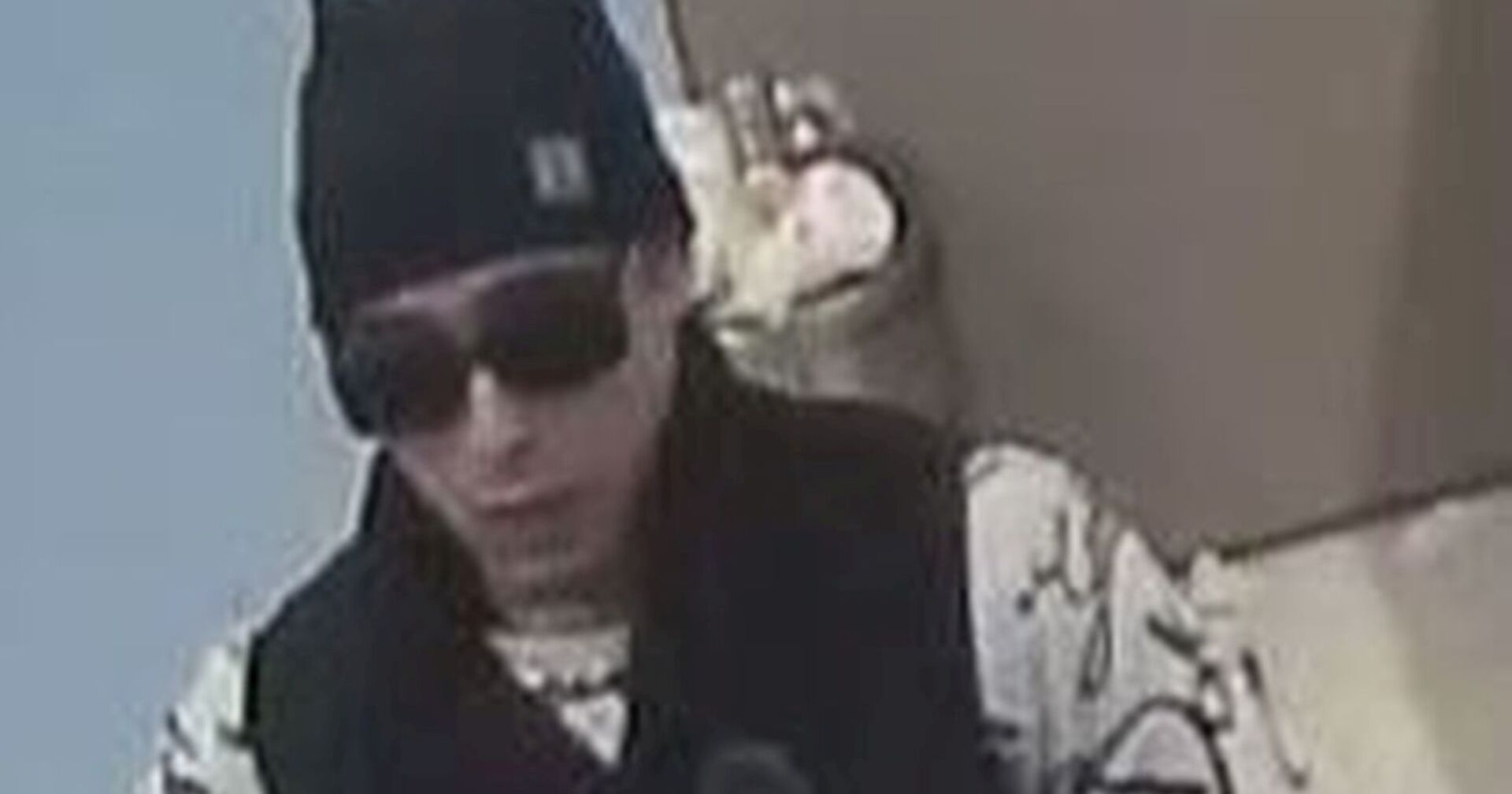 Fahndungsfoto: Einer der beiden Verdächtigen mit schwarzer Sonnenbrille.