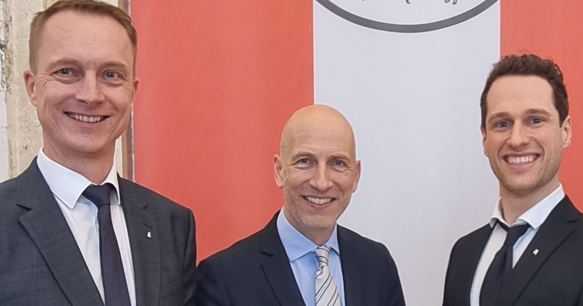 Bernhard Prechtl, Geschäftsführer Produktion von Resch&amp;Frisch, Arbeitsminister Martin Kocher und der der Lehrlingskoordinator von Resch&amp;Frisch Philipp Brandner freuen sich über die Auszeichnung.