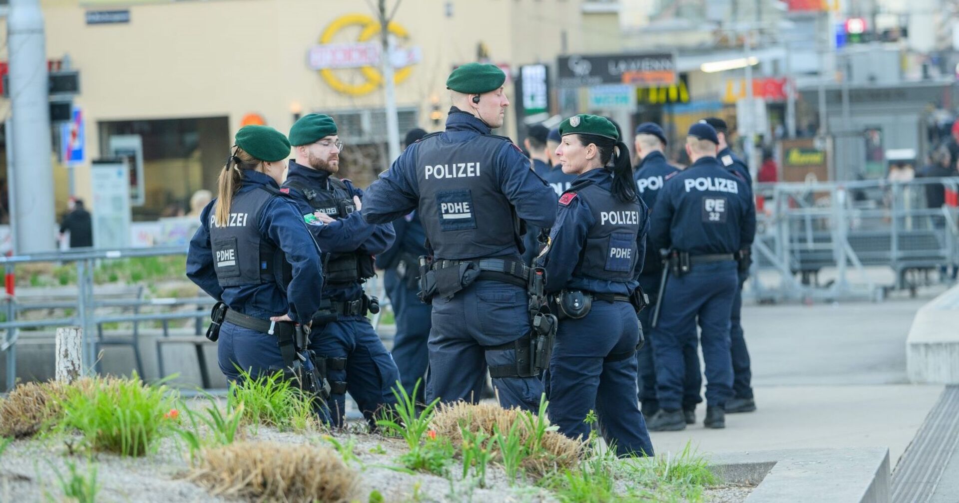 Mehrere Polizisten bei einer Schwerpunktaktion am Reumannplatz