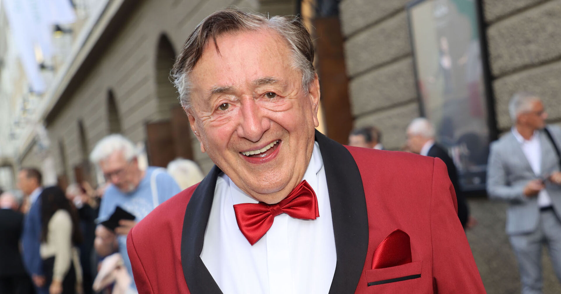 Richard Lugner in einem roten Sakko und einer roten Fliege.