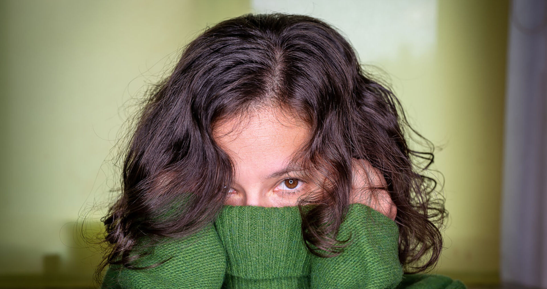 Frau versteckt sich im Pullover | Credit: iStock.com/Veit Störmer