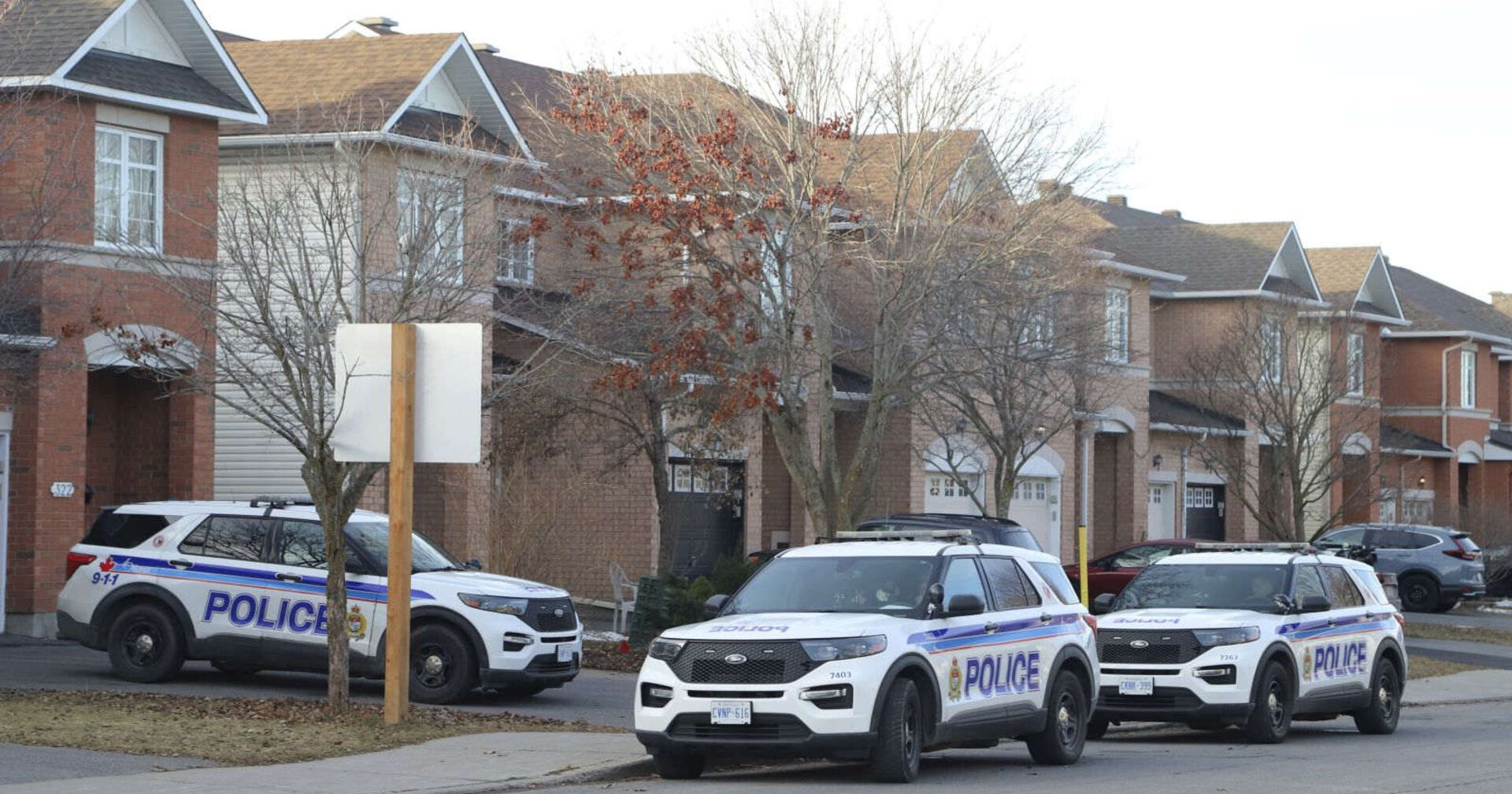 Drei Polizeiautos vor dem Wohnhaus, in dem die Morde geschahen.