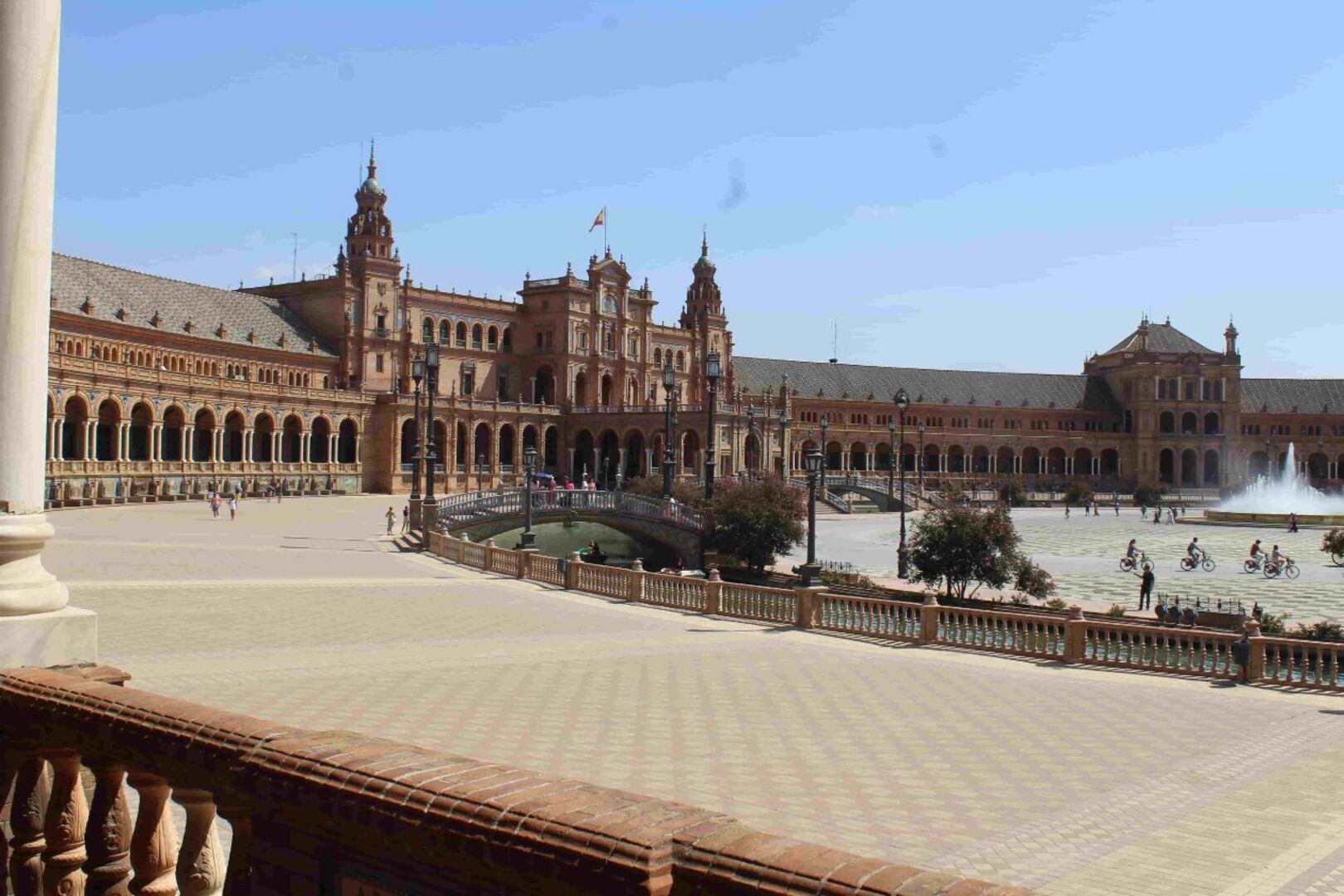 Der Plaza de España: Es sind keine Menschen zu sehen. Die Architektur ist beeindruckend: Säulengänge, Türme und ein Springbrunnen zeigen die imperiale Macht Spaniens.
