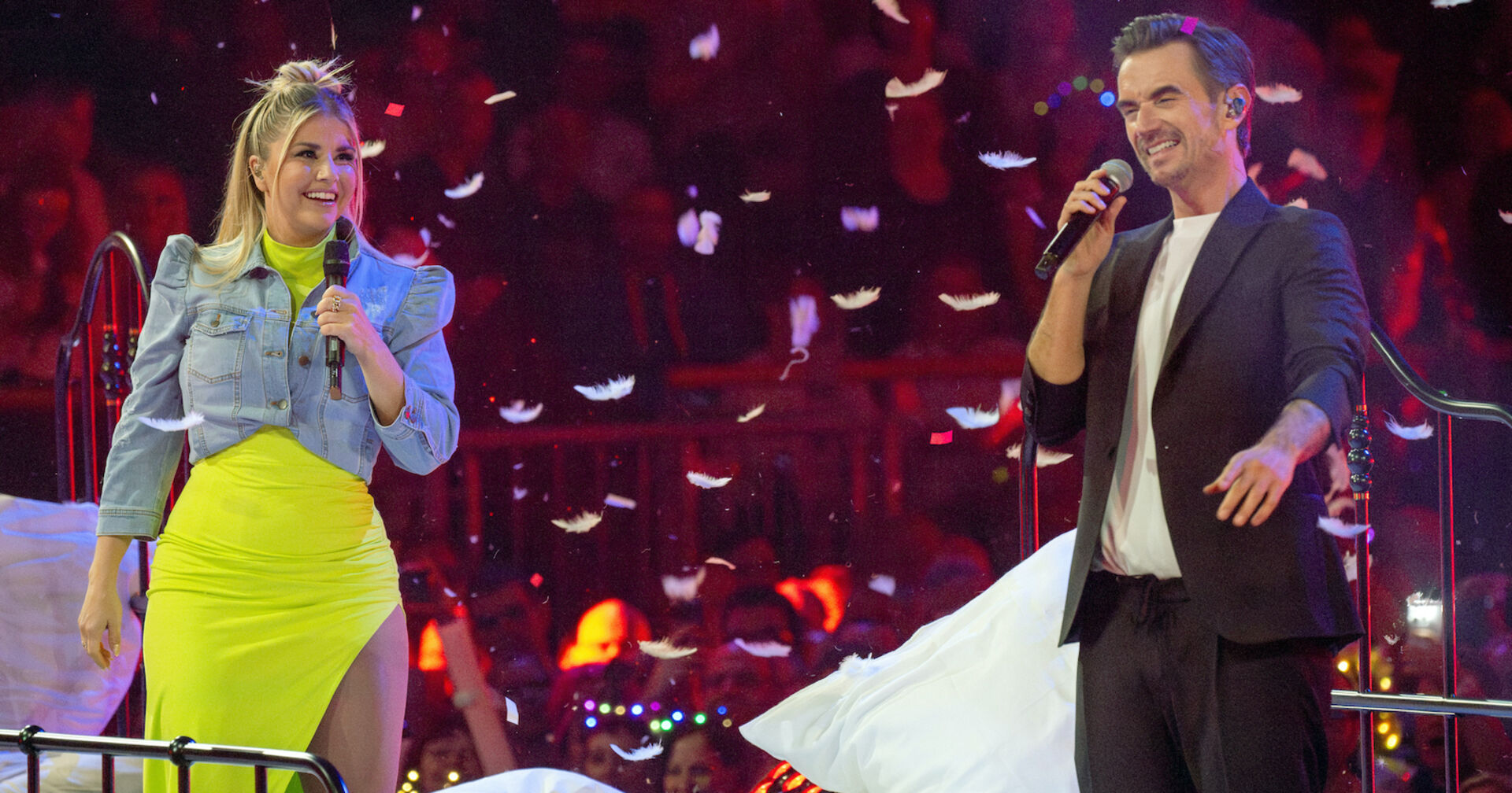 Beatrice Egli und Florian Silbereisen neben einem Bett auf der Bühne.