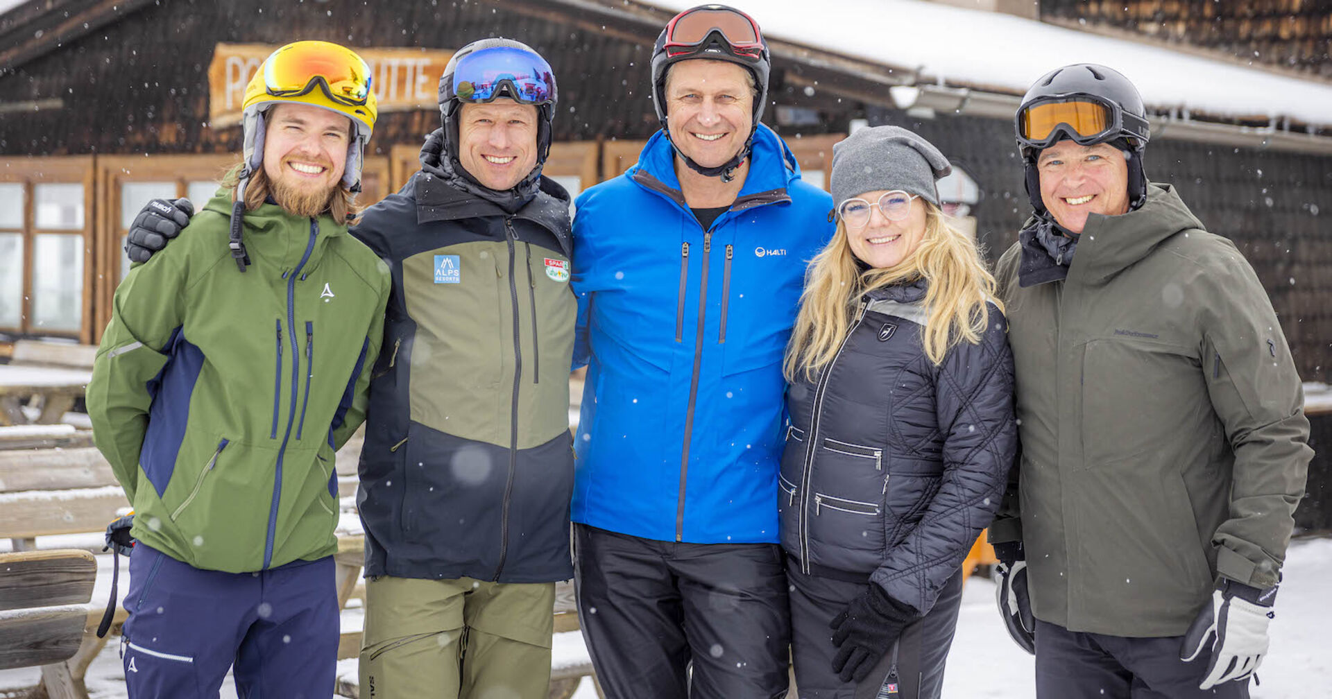Skifahrer vor einer Almhütte