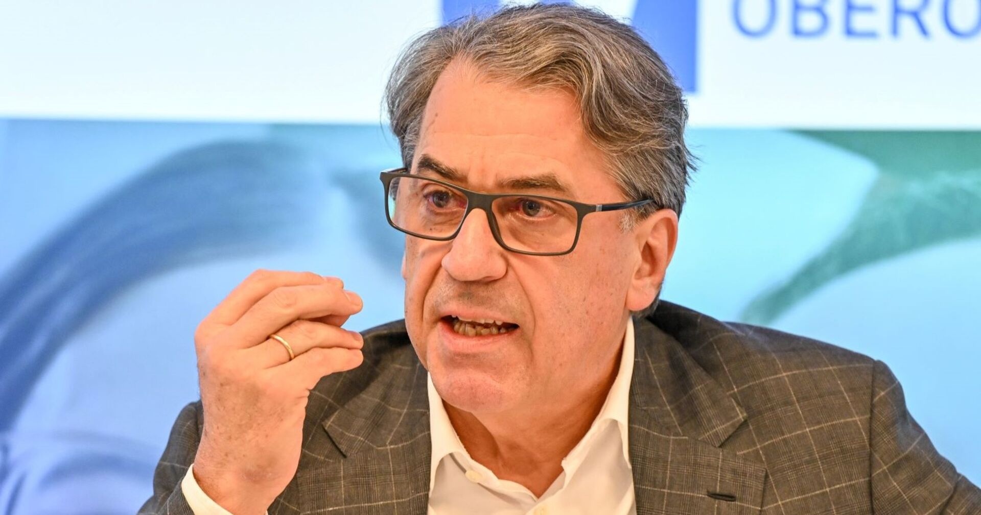 Stefan Pierer bei einer Pressekonferenz im Porträt, er spricht und gestikuliert.