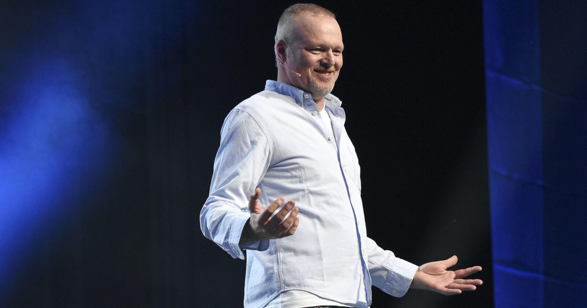 Stefan Raab auf der Bühne mit einem hellblauen Hemd.