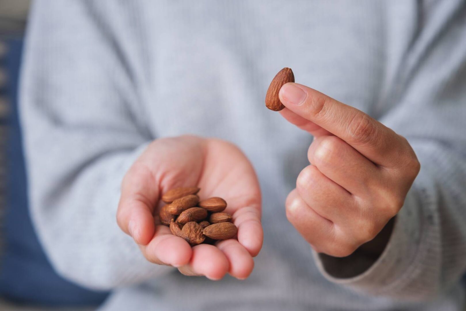 Detailansicht von Mandeln auf einer offenen Handfläche