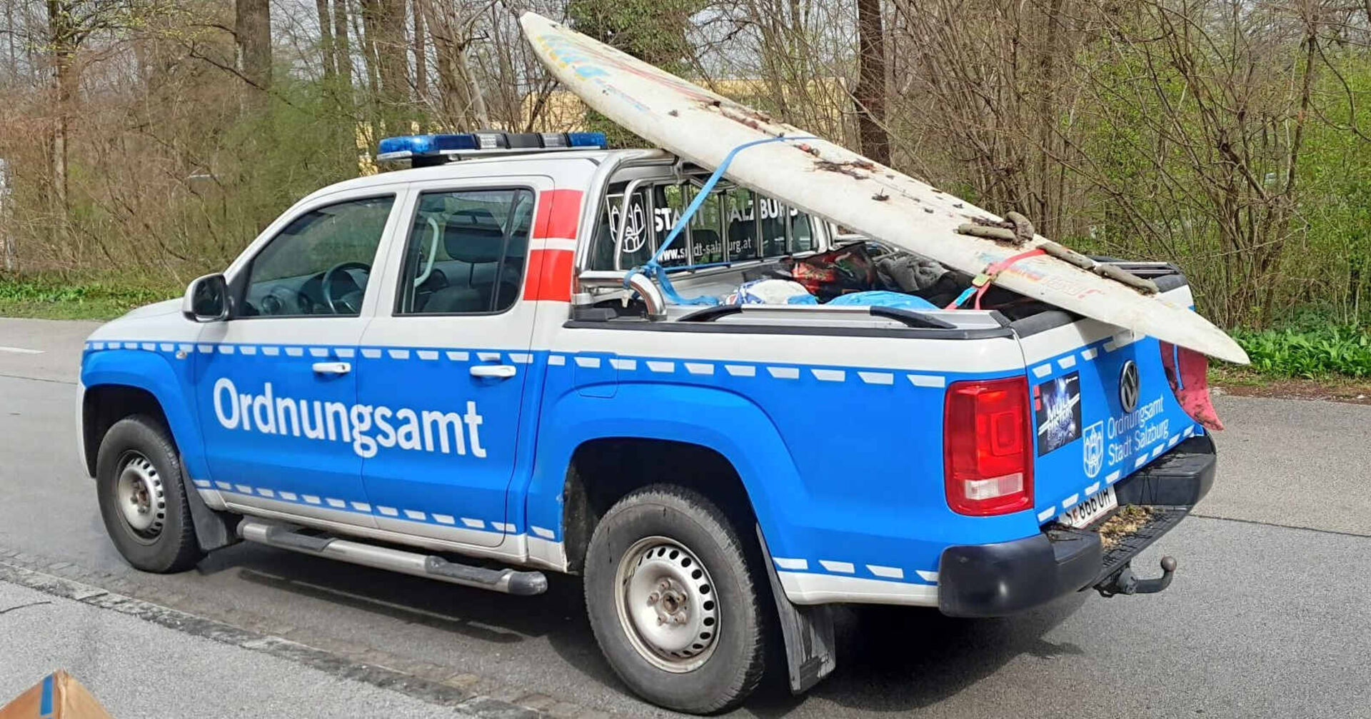 Die Müllbusters haben beim Aufräumen in der Stadt Salzburg ein Surfbrett gefunden.