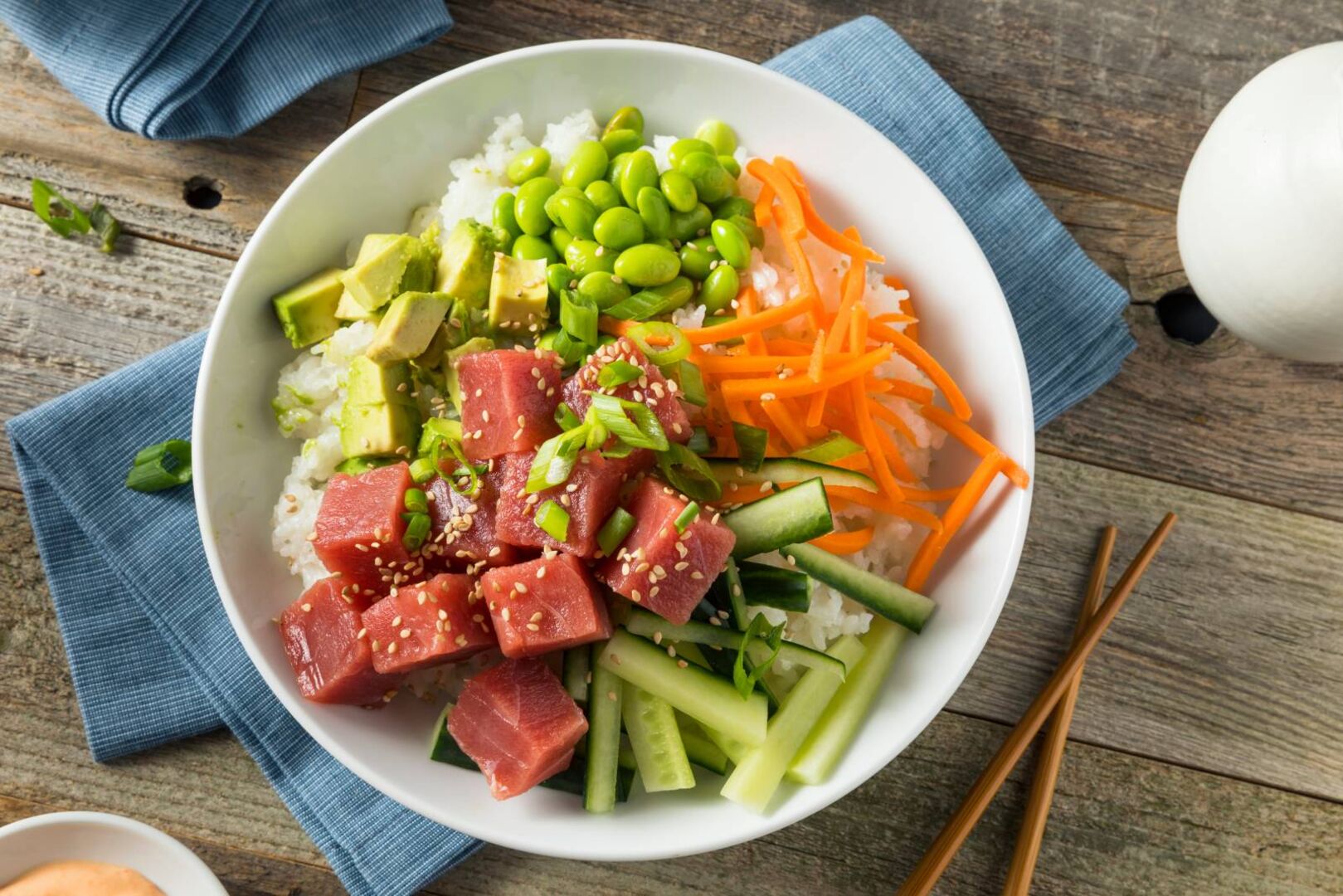 Sushi Bowl mit frischen Thunfisch, Avocado, Edamame und Karotten