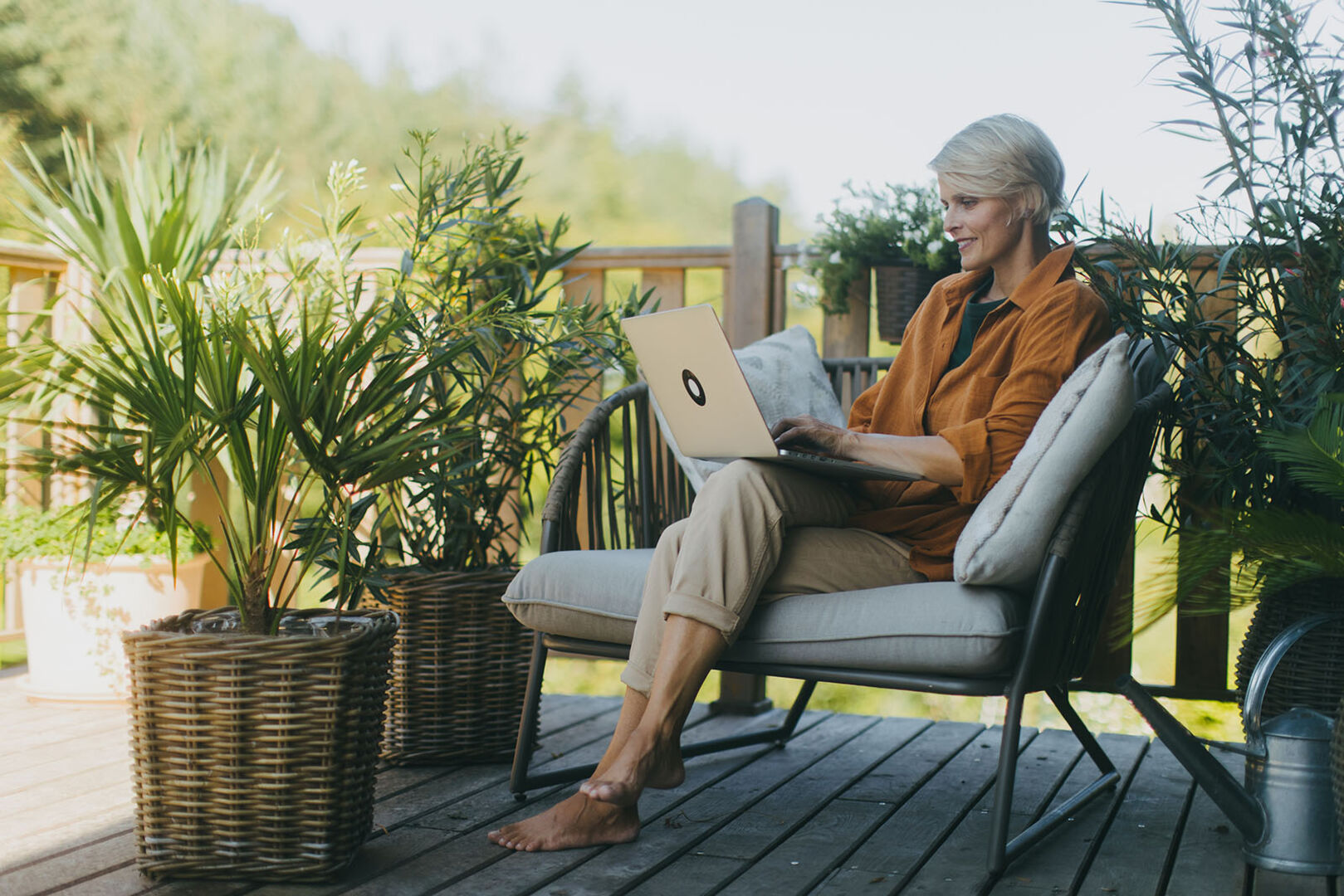 Frau arbeitet auf der Terrasse | Credit: iStock.com/Halfpoint
