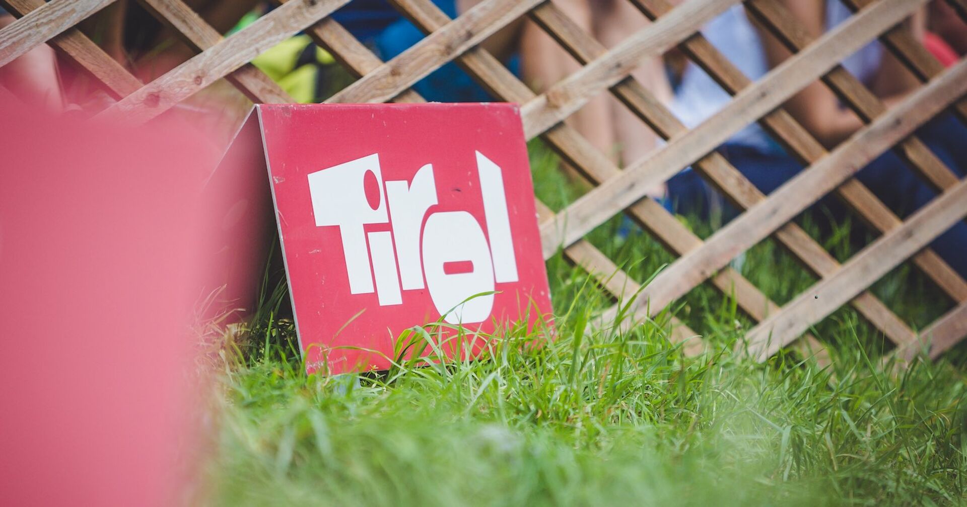 Das Logo der Tirol Werbung auf einem Rasen.