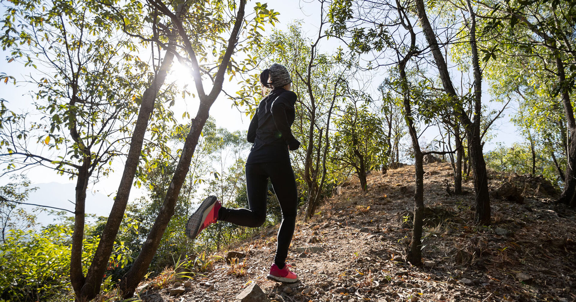 Frau rennt durch den Wald | Credit: iStock.com/lzf