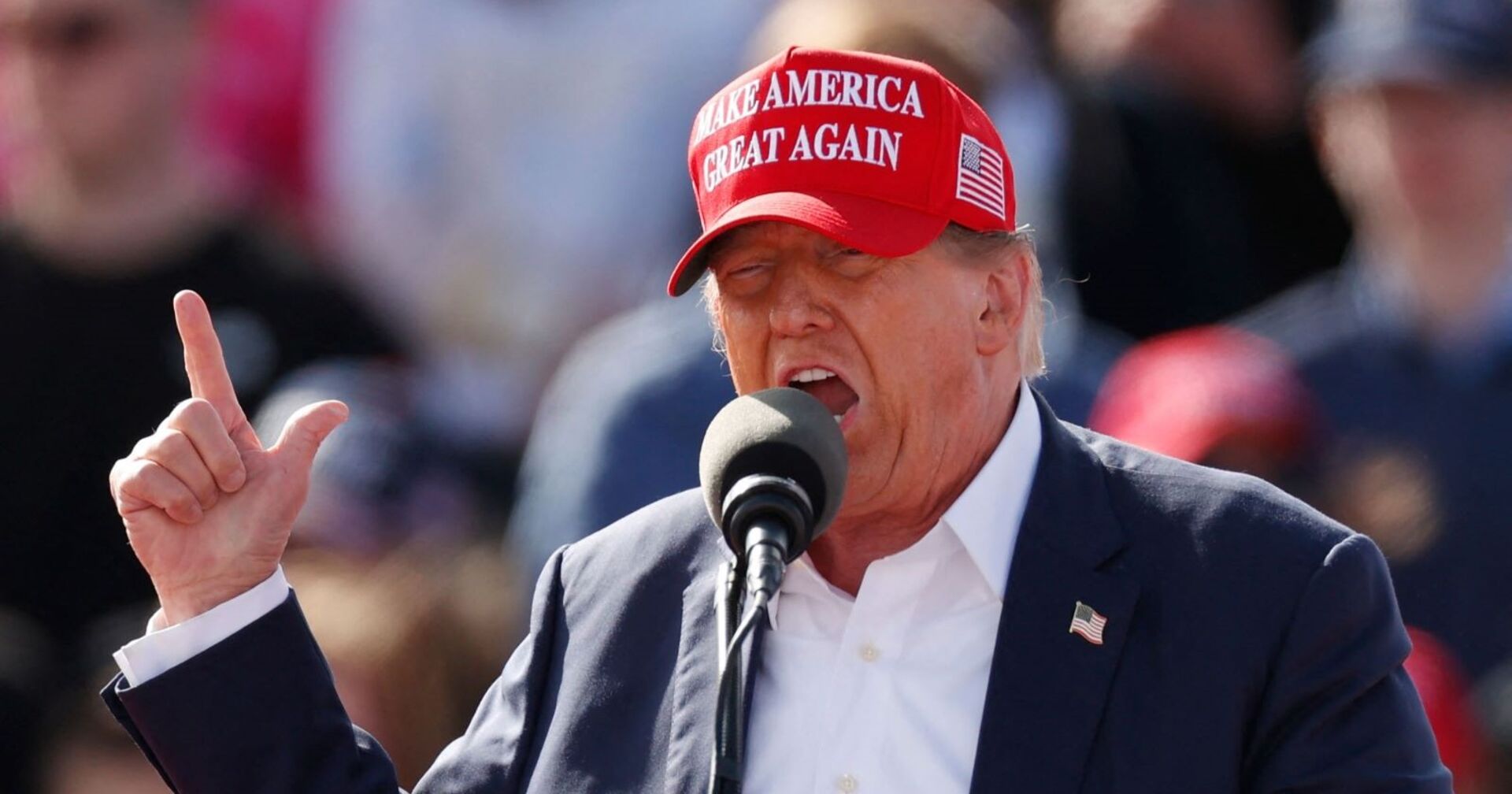 Donald Trump mit &quot;Make America Great Again&quot;-Mütze,  hält eine Rede. Er wirkt aufgebracht.