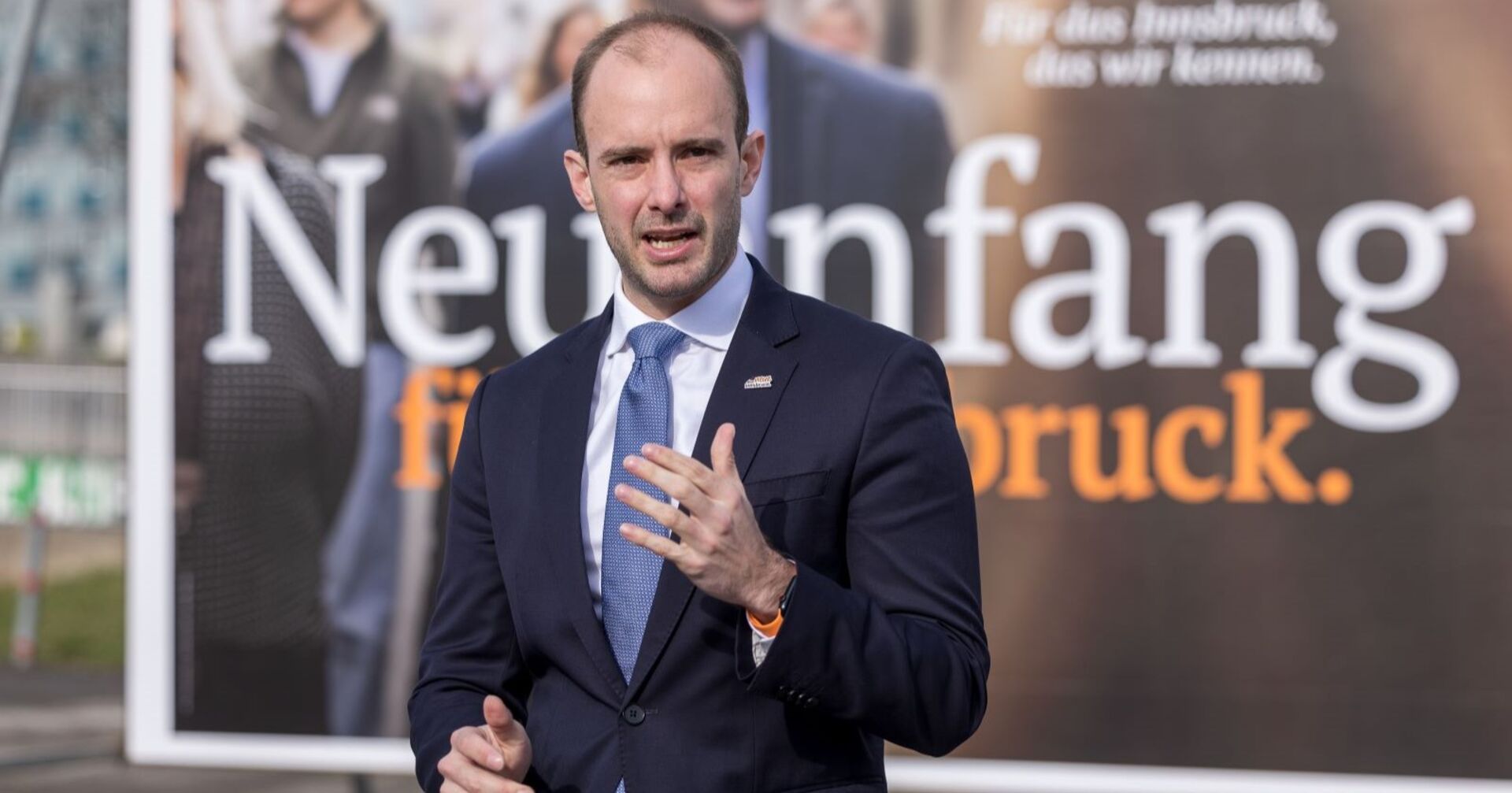 Florian Tursky präsentiert das Wahlplakat seiner Tiroler Liste &quot;das neue Innsbruck&quot;