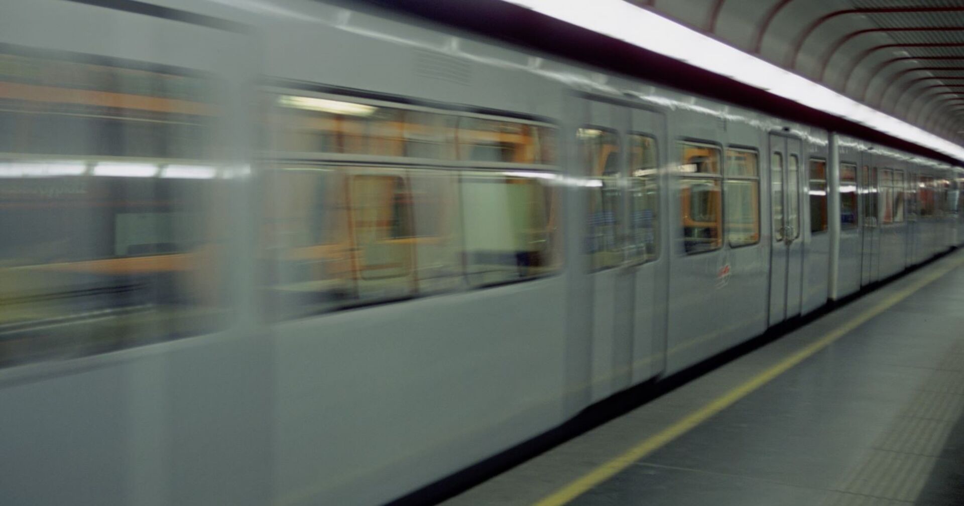 Abfahrende U-Bahn in Wien