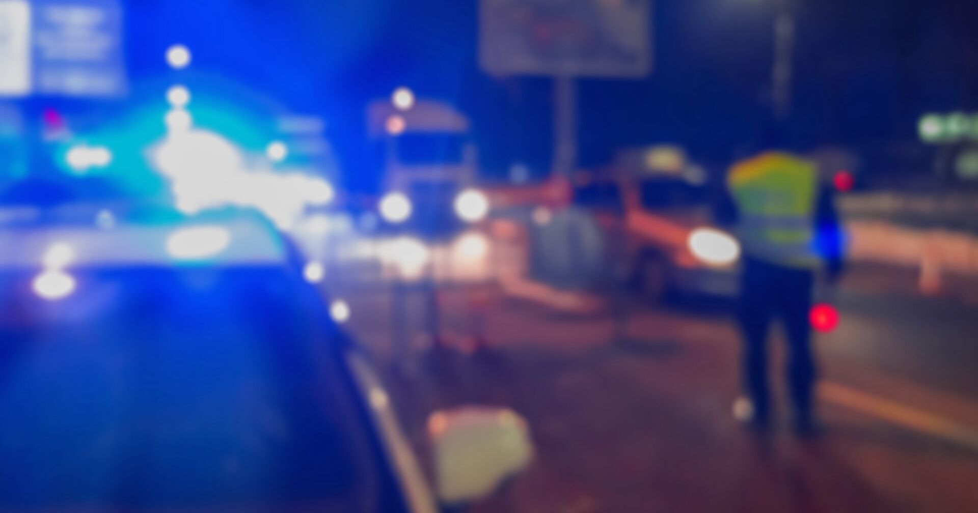 Unfall in der Nacht, Einsatzkräfte vor Ort.