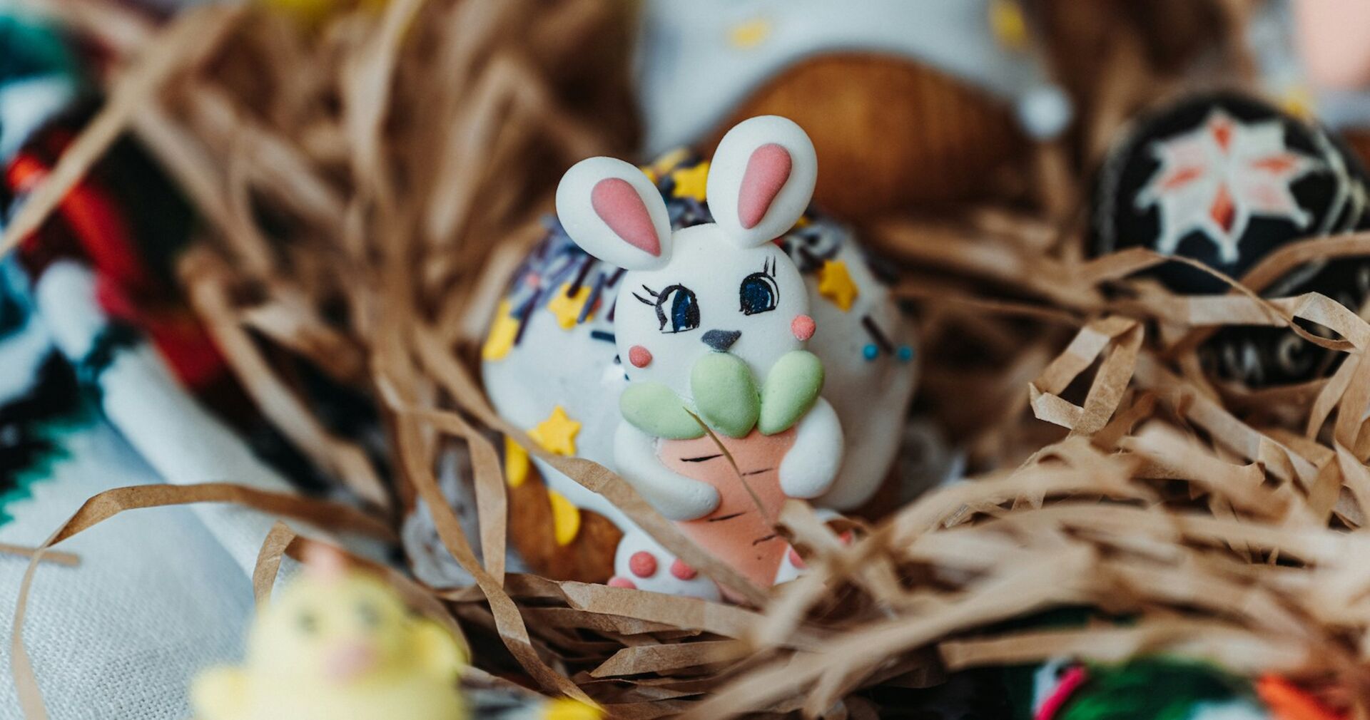 Blick in ein Osternest mit kleinem Hasen aus Zuckerguss