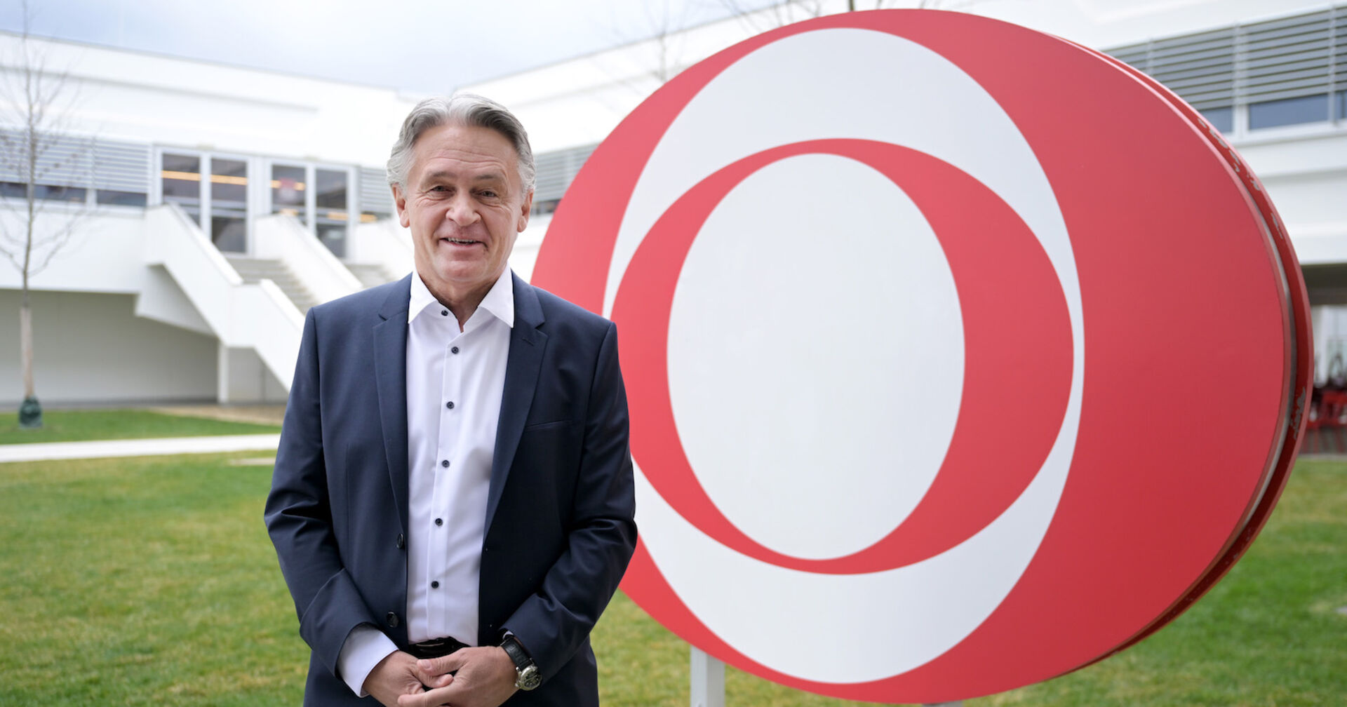 Peter Westenthaler vor dem ORF-Logo am Küniglberg.