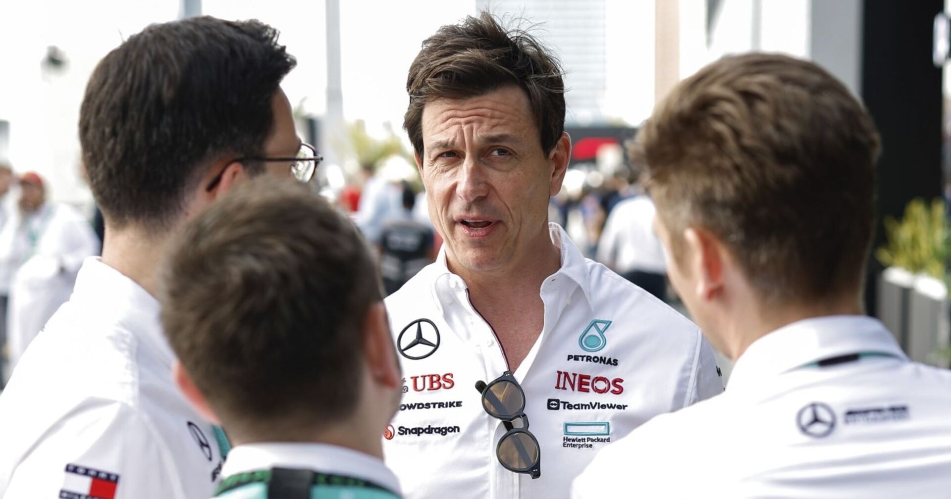 Mercedes-Teamchef Toto Wolff im Gespräch mit seinen Mitarbeitern