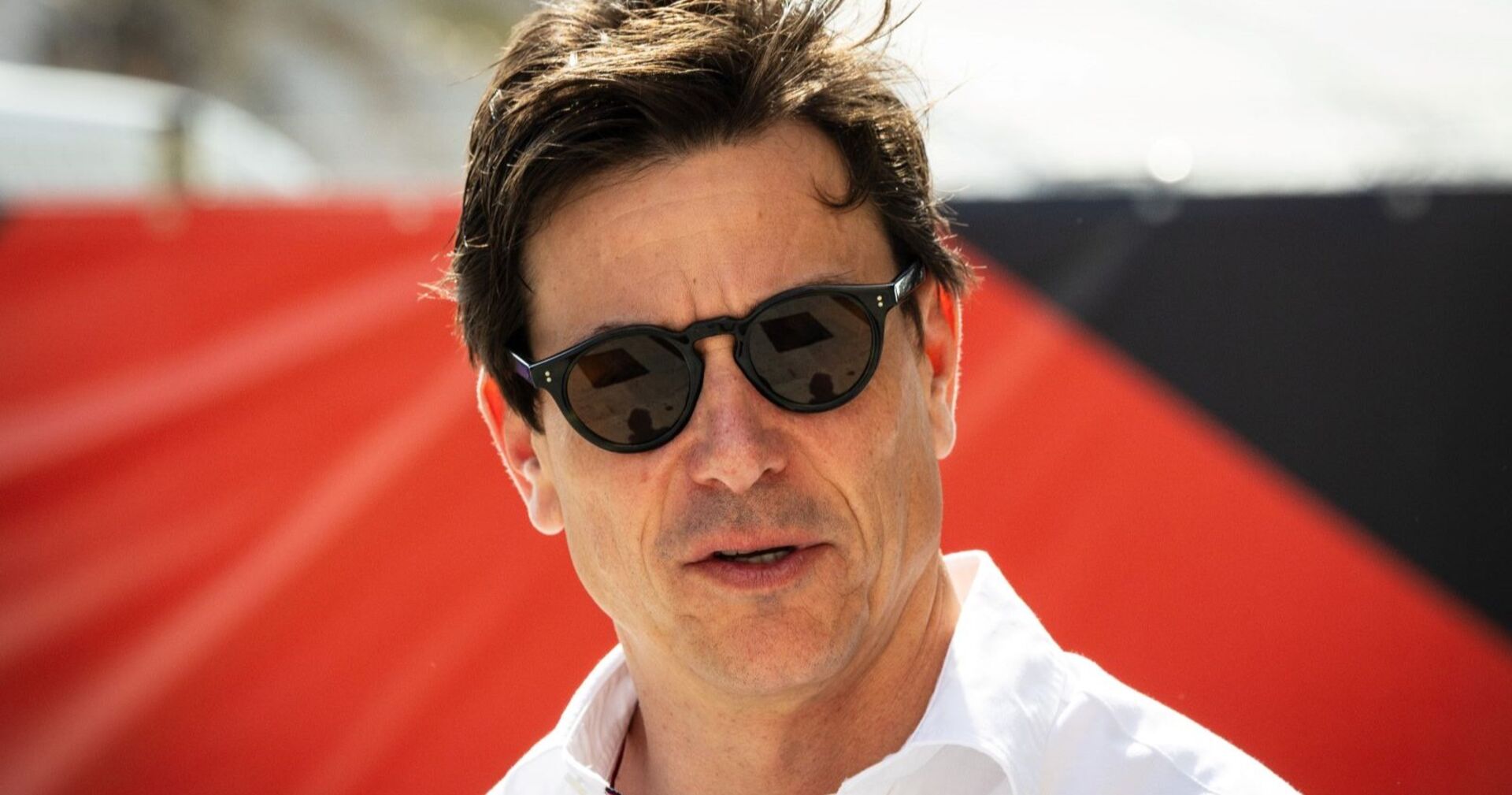 Toto Wolff mit Sonnenbrille im Porträt