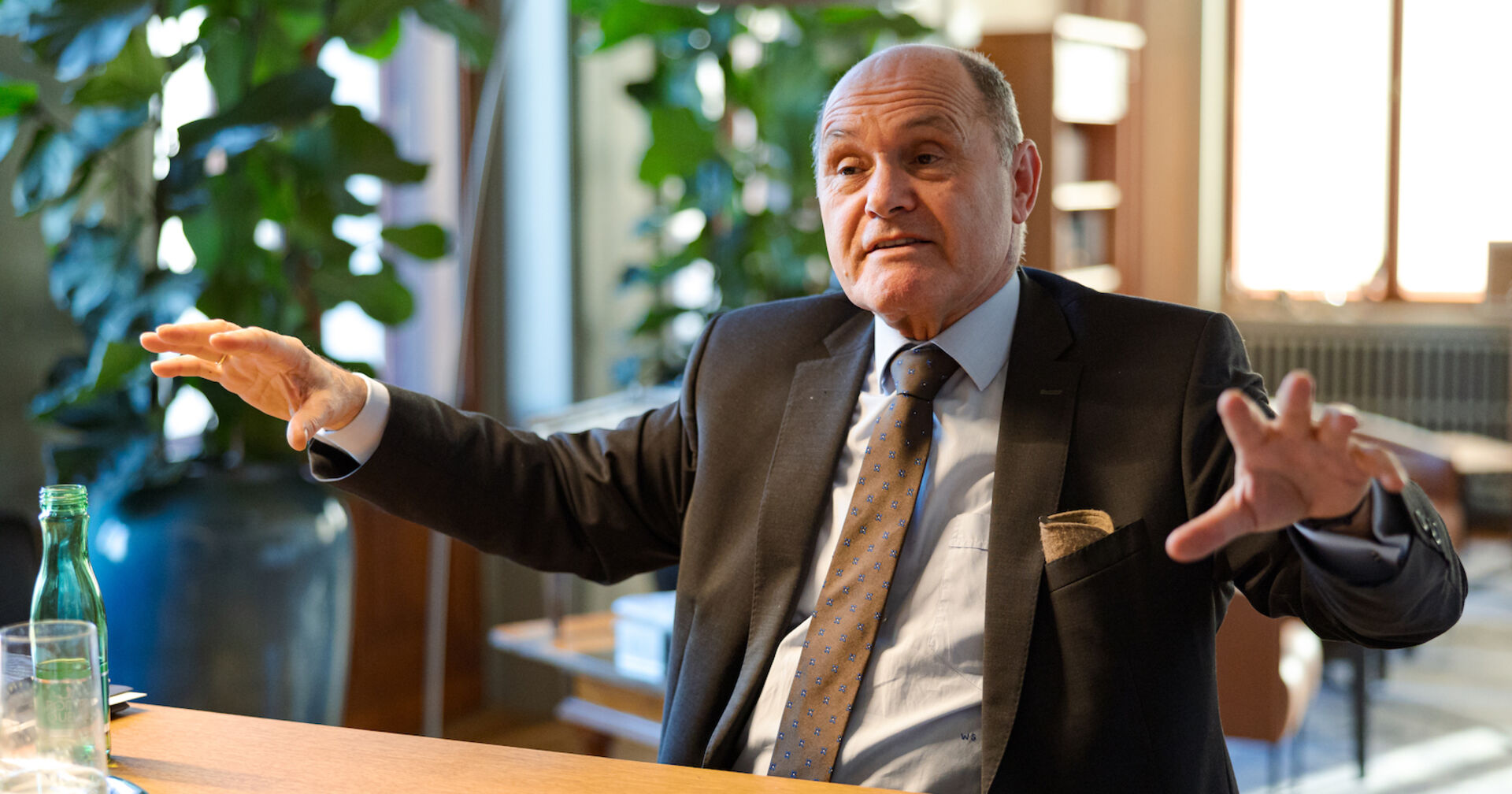 Wolfgang Sobotka im Gespräch in seinem Büro. Er hat die Hände ausgebreitet und gestikuliert während er spricht