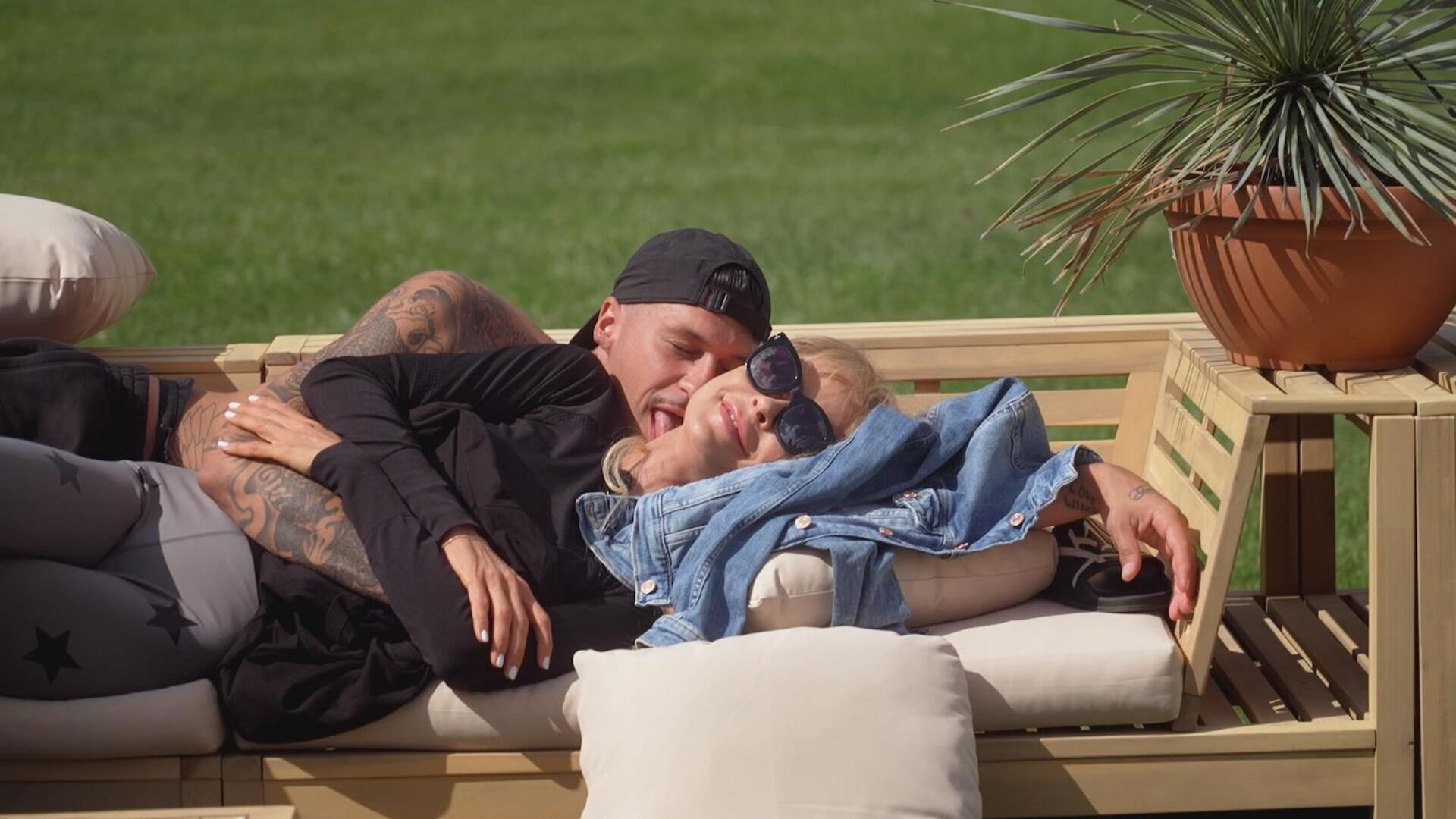 Yasin Mohamed und Jenny Elvers bei &quot;The 50&quot; auf der Couch schmusend.