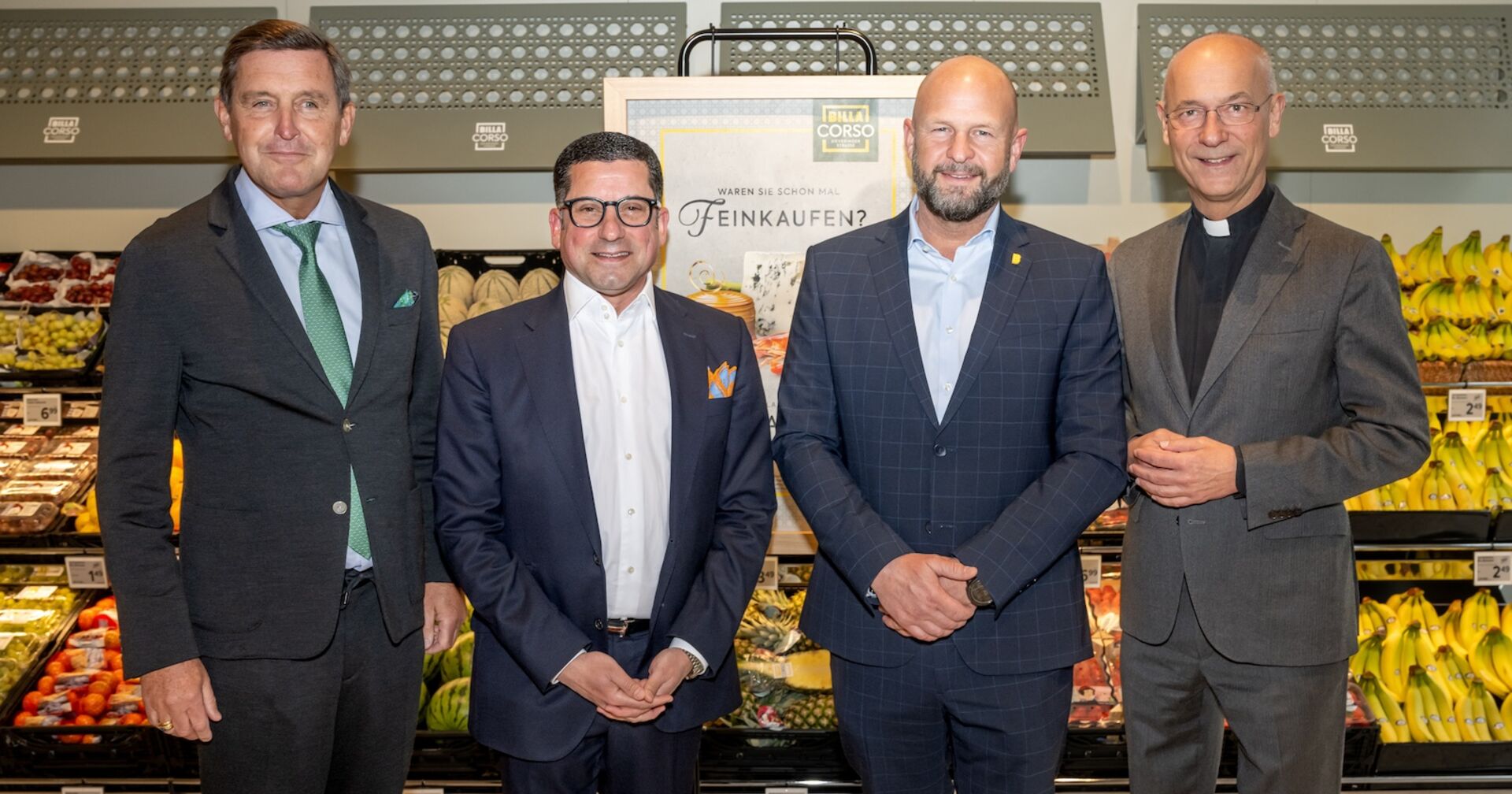 Gruppenfoto vor Supermarktregal